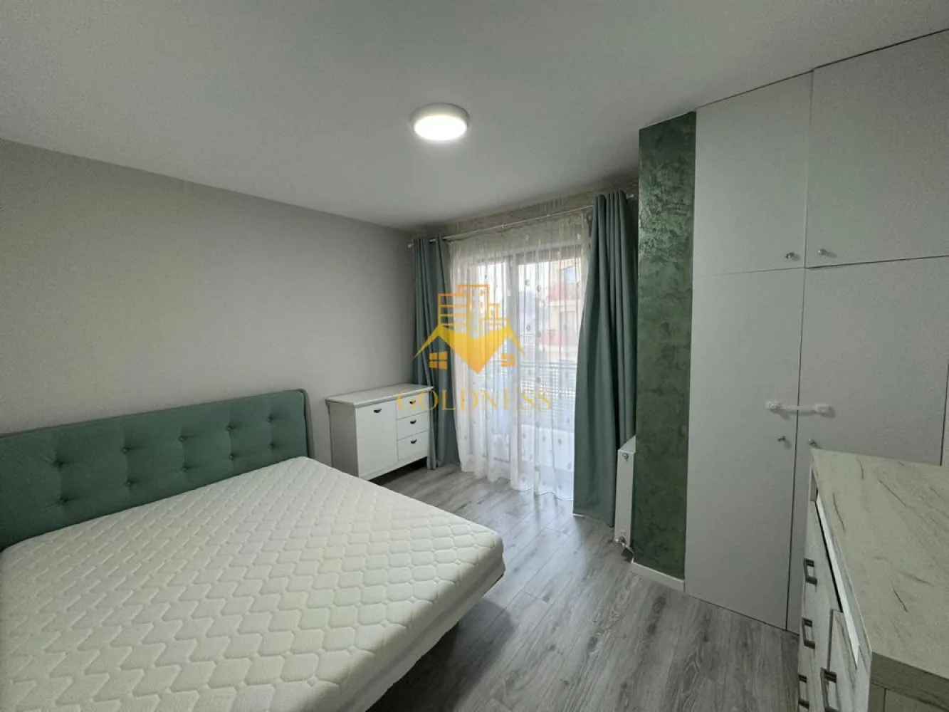 Apartament 2 camere Marasti bloc nou etajul 1! Zona 1 Mai ! - Va prezentam spre vanzare un apartament cu 2 camere, localizat in Cluj-Napoca, cartierul Iris, in cadrul complexului rezidential Nordum Residence, zona strazii Cosasilor.

Imobilul este amplasat intr-un ansamblu rezidential modern, apreciat pentru accesul facil catre principalele puncte de interes ale orasului si pentru atmosfera linistita, ideala pentru locuire.

In imediata apropiere regasim:

statii de transport in comun;
magazine si supermarketuri;
parcuri si zone de recreere;

Locatia ofera acces rapid catre centrul orasului, zone comerciale si principalele artere de circulatie, fiind potrivita atat pentru locuit, cat si pentru investitie.

Apartamentul detine o suprafata utila de 52 mp si este situat la etajul 1, intr-un imobil nou, dotat cu facilitati moderne.

Compartimentarea este semidecomandata, fiind organizata astfel:

-living spatios si luminos;
-bucatarie complet mobilata si utilata;
-dormitor;
-baie;
-hol;

Finisajele sunt moderne, iar apartamentul se vinde conform fotografiilor, complet mobilat si utilat.

Bucataria este echipata cu electrocasnice incorporabile, inclusiv:
masina de spalat vase;
cuptor electric;
plita;

Dormitorul beneficiaza de lumina naturala din abundenta si este amenajat intr-un stil modern, cu influente scandinave, oferind o atmosfera calda si primitoare.

Baia este finisata cu materiale de calitate si este dotata cu cabina de dus, lavoar si obiecte sanitare moderne.

Confortul termic este asigurat de sistemul propriu al apartamentului, oferind eficienta energetica si costuri reduse de intretinere.

Optional, se poate achizitiona un loc de parcare la pretul de 15.000 euro.

Datorita amplasarii intr-un complex rezidential modern, a finisajelor de calitate si a accesului facil catre toate facilitatile urbane, proprietatea reprezinta o alegere excelenta atat pentru locuinta proprie, cat si pentru investitie.

Pentru mai multe detalii si programarea unei vizionari, nu ezitati sa ne contactati.