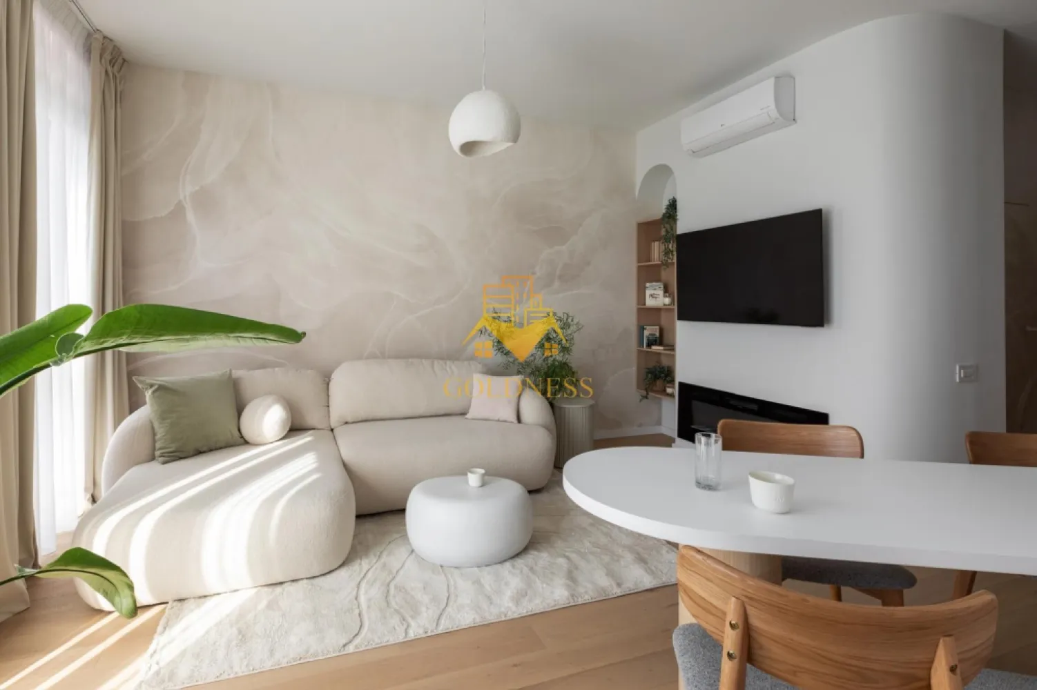 2 camere decomandat, Modern, Parcare, Facultatea de drept, Gheorgheni - GOLDNESS Imobiliare vă propune spre închiriere un apartament cu 2 camere complet mobilat și utilat pe 2 etaje, într-un imobil de 5 etaje, în Cartierul Gheorgheni!
Parcare subterana inclusa!
Se află în apropierea stațiilor de transport în comun, magazine, restaurante, spații verzi, farmacii, etc. 

Apartamentul este compartimentat astfel:
 Parter
 - living cu bucatarie open space complet utilată și mobilată, loc de servit masa, AC, TV
 -baie cu dus walk-in,oglinda, spatiu de depozitare.
 Etaj 1
 - dormitor cu pat matrimonial,noptiere.
 -dressing separat
 - baie cu dus walk-in, calorifer port prosop și dulap pentru depozitare.
 

Imobilul este dotat cu toate cele necesare- centrală proprie, frigider, aragaz, hotă, mașină de spălat haine, etc. 

Dacă sunteți interesați de acest apartament și doriți să îl vizionați, dar și pentru alte oferte nu ezitați să ne contactați telefonic sau prin e-mail. Vă stăm la dispoziție!
Pentru intermediere se percepe un comision de 50% din prețul chiriei!