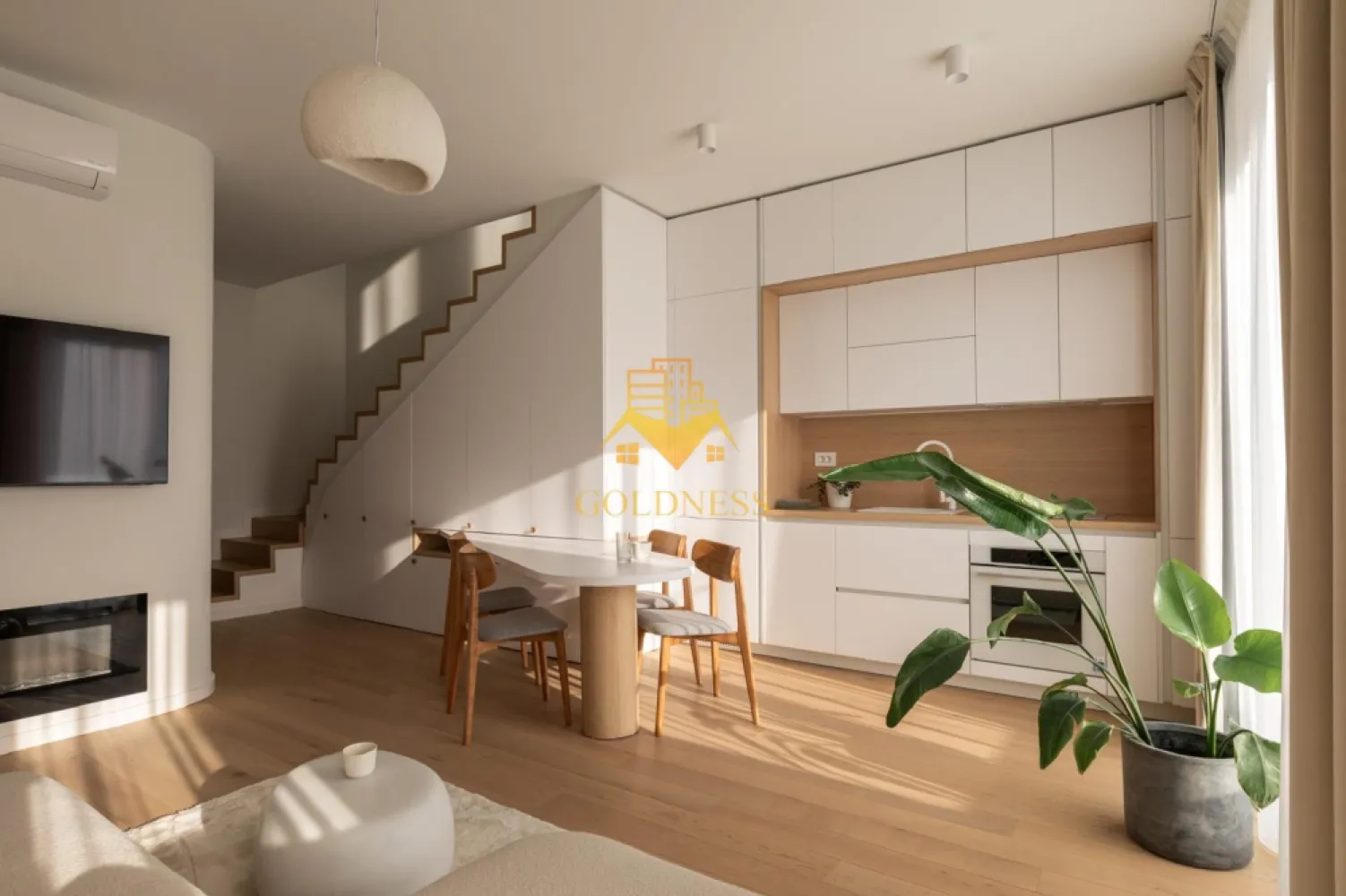 2 camere decomandat, Modern, Parcare, Facultatea de drept, Gheorgheni - GOLDNESS Imobiliare vă propune spre închiriere un apartament cu 2 camere complet mobilat și utilat pe 2 etaje, într-un imobil de 5 etaje, în Cartierul Gheorgheni!
Parcare subterana inclusa!
Se află în apropierea stațiilor de transport în comun, magazine, restaurante, spații verzi, farmacii, etc. 

Apartamentul este compartimentat astfel:
 Parter
 - living cu bucatarie open space complet utilată și mobilată, loc de servit masa, AC, TV
 -baie cu dus walk-in,oglinda, spatiu de depozitare.
 Etaj 1
 - dormitor cu pat matrimonial,noptiere.
 -dressing separat
 - baie cu dus walk-in, calorifer port prosop și dulap pentru depozitare.
 

Imobilul este dotat cu toate cele necesare- centrală proprie, frigider, aragaz, hotă, mașină de spălat haine, etc. 

Dacă sunteți interesați de acest apartament și doriți să îl vizionați, dar și pentru alte oferte nu ezitați să ne contactați telefonic sau prin e-mail. Vă stăm la dispoziție!
Pentru intermediere se percepe un comision de 50% din prețul chiriei!