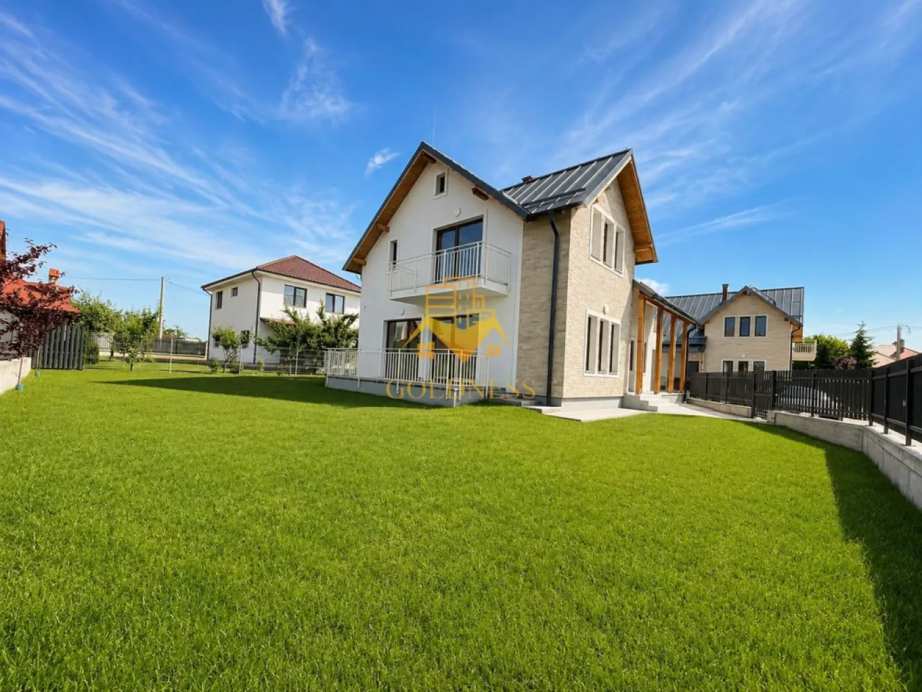 Casa individuala, Salicea, Premium, Curte 500Mp, 4 Camere, Sun tropez - GOLDNESS Imobiliare vă propune spre închiriere o casă individuală premium, situată în localitatea Sălicea, una dintre cele mai apreciate zone rezidențiale din apropierea Clujului, ideală pentru familii sau persoane care își doresc liniște, spațiu generos și acces rapid către oraș.

Imobilul impresionează prin suprafețele generoase, compartimentarea practică, curtea proprie amenajată și priveliștea deosebită asupra împrejurimilor, oferind un echilibru perfect între confortul urban și intimitatea unei locuințe situate într-o zonă verde și aerisită.

Casa se închiriază pe o perioadă minimă de 12 luni.
Un avantaj important îl reprezintă faptul că proprietatea se poate mobila și utila în funcție de nevoile chiriașului, proprietarul fiind deschis la personalizarea amenajării în funcție de cerințele viitorilor locatari.

Compartimentare

Parter:
Living generos, cu acces direct către terasa exterioară și curtea proprie;
Bucătărie separată;
Baie cu dus walk-in
Cameră tehnică;
Garaj; si 2 parcari pavate
Terasă spațioasă;
Curte privată amenajată.
Accesul către terasa și grădina din spate se realizează direct din living, iar accesul către garaj și curtea principală se face din zona intrării în proprietate.

Etaj:

Dormitor matrimonial cu acces pe terasa comună;
Dormitor matrimonial cu acces pe terasa comună;
Baie deservind cele două dormitoare;
Dormitor matrimonial matrimonial de dimensiuni generoase, prevăzut cu:
baie proprie;
dressing separat;
acces direct pe balcon.
Dotări și beneficii
Sistem modern de încălzire prin pompă de căldură, cu costuri reduse de exploatare;
Izolație termică eficientă;
Curte proprie generoasă;
Garaj;
Terasă și balcon;
Zonă liniștită, cu trafic redus;
Priveliște panoramică asupra zonei;
Finisaje moderne și spații luminoase;
Contract pe termen lung (minimum 1 an).
Informații tehnice

Proprietatea este echipată cu un sistem propriu de tratare a apelor uzate prin microstație de epurare, o soluție modernă și eficientă pentru gestionarea canalizării.

Puncte de interes și accesibilitate
Vivo! Cluj-Napoca
Cu mașina: aproximativ 10-13 minute
Cu transportul în comun: aproximativ 30-40 minute
Distanță: aproximativ 8 km
Spitalul Clinic de Recuperare Cluj-Napoca
Cu mașina: aproximativ 15 minute
Cu transportul în comun: aproximativ 40-50 minute
Distanță: aproximativ 12 km
Centrul Clujului – Piața Unirii
Cu mașina: aproximativ 18-20 minute
Cu transportul în comun: aproximativ 50-50 minute
Distanță: aproximativ 13 km

Această proprietate reprezintă alegerea ideală pentru cei care își doresc confortul unei case moderne, eficiență energetică ridicată, spații generoase și acces rapid către principalele puncte de interes ale municipiului Cluj-Napoca, beneficiind în același timp de liniștea și aerul curat oferite de zona rezidențială Sălicea.

Pentru informații suplimentare sau programarea unei vizionări, echipa GOLDNESS Imobiliare vă stă la dispoziție.

Pentru intermediere se percepe un comision de 75% din valoarea unei chirii.