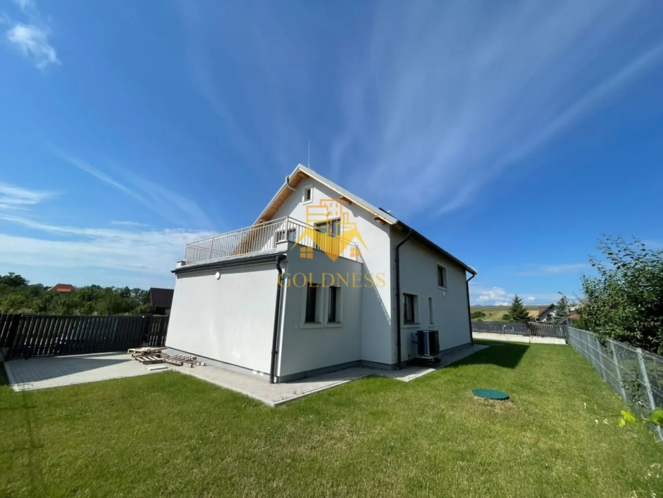 Casa individuala, Salicea, Premium, Curte 500Mp, 4 Camere, Sun tropez - GOLDNESS Imobiliare vă propune spre închiriere o casă individuală premium, situată în localitatea Sălicea, una dintre cele mai apreciate zone rezidențiale din apropierea Clujului, ideală pentru familii sau persoane care își doresc liniște, spațiu generos și acces rapid către oraș.

Imobilul impresionează prin suprafețele generoase, compartimentarea practică, curtea proprie amenajată și priveliștea deosebită asupra împrejurimilor, oferind un echilibru perfect între confortul urban și intimitatea unei locuințe situate într-o zonă verde și aerisită.

Casa se închiriază pe o perioadă minimă de 12 luni.
Un avantaj important îl reprezintă faptul că proprietatea se poate mobila și utila în funcție de nevoile chiriașului, proprietarul fiind deschis la personalizarea amenajării în funcție de cerințele viitorilor locatari.

Compartimentare

Parter:
Living generos, cu acces direct către terasa exterioară și curtea proprie;
Bucătărie separată;
Baie cu dus walk-in
Cameră tehnică;
Garaj; si 2 parcari pavate
Terasă spațioasă;
Curte privată amenajată.
Accesul către terasa și grădina din spate se realizează direct din living, iar accesul către garaj și curtea principală se face din zona intrării în proprietate.

Etaj:

Dormitor matrimonial cu acces pe terasa comună;
Dormitor matrimonial cu acces pe terasa comună;
Baie deservind cele două dormitoare;
Dormitor matrimonial matrimonial de dimensiuni generoase, prevăzut cu:
baie proprie;
dressing separat;
acces direct pe balcon.
Dotări și beneficii
Sistem modern de încălzire prin pompă de căldură, cu costuri reduse de exploatare;
Izolație termică eficientă;
Curte proprie generoasă;
Garaj;
Terasă și balcon;
Zonă liniștită, cu trafic redus;
Priveliște panoramică asupra zonei;
Finisaje moderne și spații luminoase;
Contract pe termen lung (minimum 1 an).
Informații tehnice

Proprietatea este echipată cu un sistem propriu de tratare a apelor uzate prin microstație de epurare, o soluție modernă și eficientă pentru gestionarea canalizării.

Puncte de interes și accesibilitate
Vivo! Cluj-Napoca
Cu mașina: aproximativ 10-13 minute
Cu transportul în comun: aproximativ 30-40 minute
Distanță: aproximativ 8 km
Spitalul Clinic de Recuperare Cluj-Napoca
Cu mașina: aproximativ 15 minute
Cu transportul în comun: aproximativ 40-50 minute
Distanță: aproximativ 12 km
Centrul Clujului – Piața Unirii
Cu mașina: aproximativ 18-20 minute
Cu transportul în comun: aproximativ 50-50 minute
Distanță: aproximativ 13 km

Această proprietate reprezintă alegerea ideală pentru cei care își doresc confortul unei case moderne, eficiență energetică ridicată, spații generoase și acces rapid către principalele puncte de interes ale municipiului Cluj-Napoca, beneficiind în același timp de liniștea și aerul curat oferite de zona rezidențială Sălicea.

Pentru informații suplimentare sau programarea unei vizionări, echipa GOLDNESS Imobiliare vă stă la dispoziție.

Pentru intermediere se percepe un comision de 75% din valoarea unei chirii.