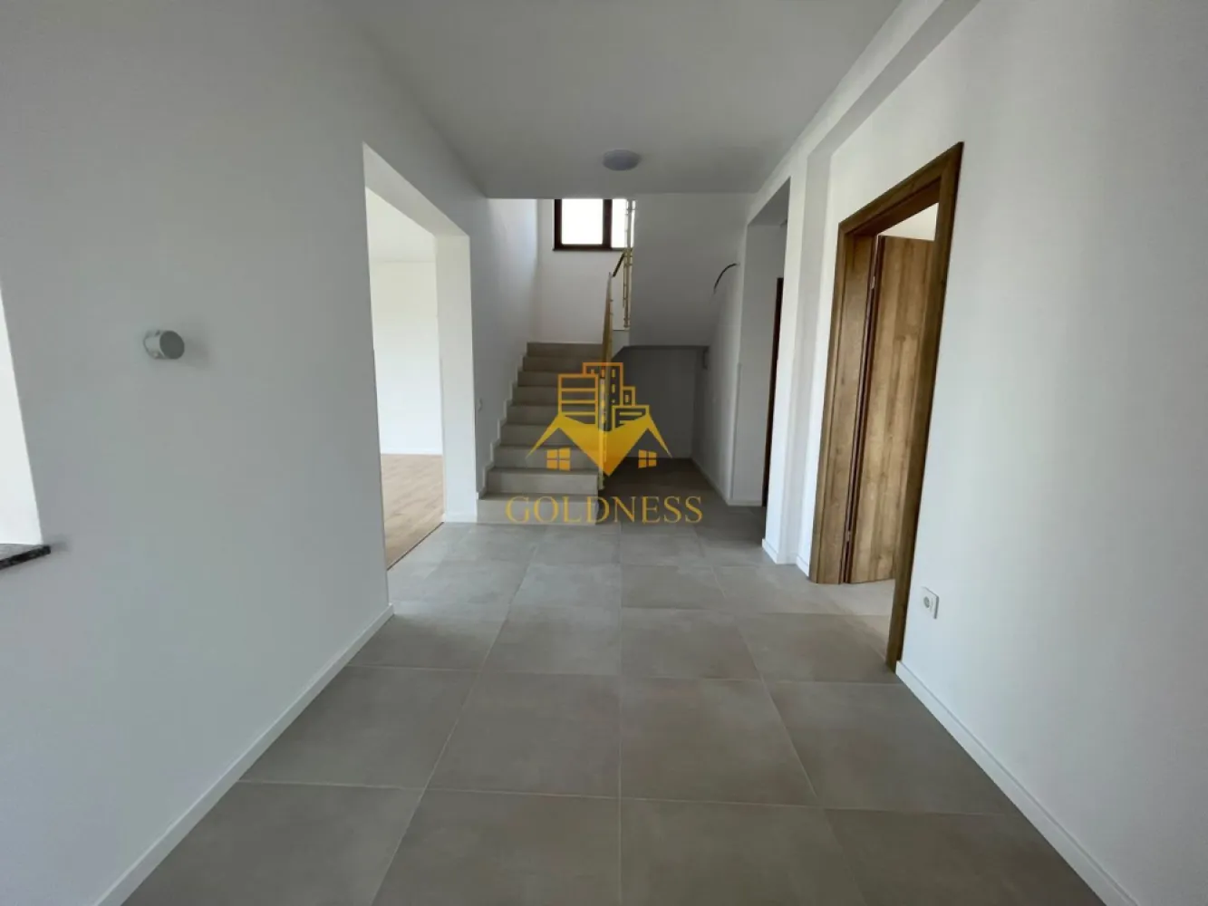 Casa individuala, Salicea, Premium, Curte 500Mp, 4 Camere, Sun tropez - GOLDNESS Imobiliare vă propune spre închiriere o casă individuală premium, situată în localitatea Sălicea, una dintre cele mai apreciate zone rezidențiale din apropierea Clujului, ideală pentru familii sau persoane care își doresc liniște, spațiu generos și acces rapid către oraș.

Imobilul impresionează prin suprafețele generoase, compartimentarea practică, curtea proprie amenajată și priveliștea deosebită asupra împrejurimilor, oferind un echilibru perfect între confortul urban și intimitatea unei locuințe situate într-o zonă verde și aerisită.

Casa se închiriază pe o perioadă minimă de 12 luni.
Un avantaj important îl reprezintă faptul că proprietatea se poate mobila și utila în funcție de nevoile chiriașului, proprietarul fiind deschis la personalizarea amenajării în funcție de cerințele viitorilor locatari.

Compartimentare

Parter:
Living generos, cu acces direct către terasa exterioară și curtea proprie;
Bucătărie separată;
Baie cu dus walk-in
Cameră tehnică;
Garaj; si 2 parcari pavate
Terasă spațioasă;
Curte privată amenajată.
Accesul către terasa și grădina din spate se realizează direct din living, iar accesul către garaj și curtea principală se face din zona intrării în proprietate.

Etaj:

Dormitor matrimonial cu acces pe terasa comună;
Dormitor matrimonial cu acces pe terasa comună;
Baie deservind cele două dormitoare;
Dormitor matrimonial matrimonial de dimensiuni generoase, prevăzut cu:
baie proprie;
dressing separat;
acces direct pe balcon.
Dotări și beneficii
Sistem modern de încălzire prin pompă de căldură, cu costuri reduse de exploatare;
Izolație termică eficientă;
Curte proprie generoasă;
Garaj;
Terasă și balcon;
Zonă liniștită, cu trafic redus;
Priveliște panoramică asupra zonei;
Finisaje moderne și spații luminoase;
Contract pe termen lung (minimum 1 an).
Informații tehnice

Proprietatea este echipată cu un sistem propriu de tratare a apelor uzate prin microstație de epurare, o soluție modernă și eficientă pentru gestionarea canalizării.

Puncte de interes și accesibilitate
Vivo! Cluj-Napoca
Cu mașina: aproximativ 10-13 minute
Cu transportul în comun: aproximativ 30-40 minute
Distanță: aproximativ 8 km
Spitalul Clinic de Recuperare Cluj-Napoca
Cu mașina: aproximativ 15 minute
Cu transportul în comun: aproximativ 40-50 minute
Distanță: aproximativ 12 km
Centrul Clujului – Piața Unirii
Cu mașina: aproximativ 18-20 minute
Cu transportul în comun: aproximativ 50-50 minute
Distanță: aproximativ 13 km

Această proprietate reprezintă alegerea ideală pentru cei care își doresc confortul unei case moderne, eficiență energetică ridicată, spații generoase și acces rapid către principalele puncte de interes ale municipiului Cluj-Napoca, beneficiind în același timp de liniștea și aerul curat oferite de zona rezidențială Sălicea.

Pentru informații suplimentare sau programarea unei vizionări, echipa GOLDNESS Imobiliare vă stă la dispoziție.

Pentru intermediere se percepe un comision de 75% din valoarea unei chirii.