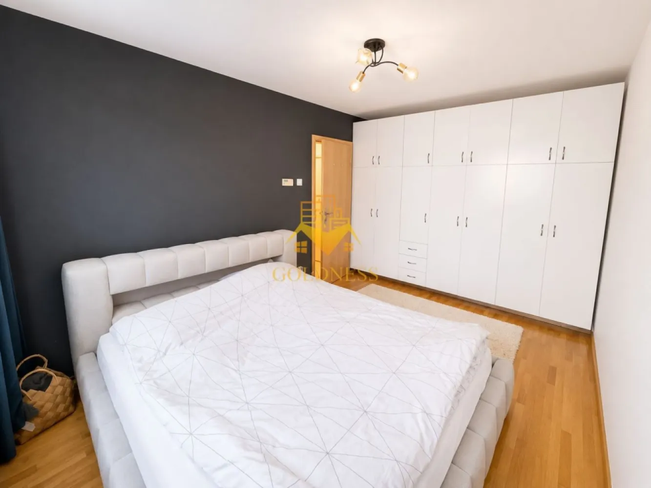 3 camere decomandate, Parcare, Big, Mehedinti, Baza sportiva, Manastur - GOLDNESS Imobiliare vă propune spre închiriere un apartament cu 3 camere complet mobilat și utilat, la etajul 2 într-un imobil de 4 etaje, în Cartierul Manastur .
Parcare exterioara inclusa!
Se află în apropierea stațiilor de transport în comun, magazine, restaurante, spații verzi, farmacii, etc. 

Apartamentul este compartimentat astfel:
 - dormitor cu pat matrimonial, dressing, noptiere
 - camera destinata pentru birou
 - living cu canapea extensibilă, loc de servit masa, TV
 -bucatarie complet utilată și mobilată
 - baie cu cada, calorifer port prosop și dulap pentru depozitare.
 - balcon 5 mp.
 - În cazul în care doriți să aduceți modificări sau îmbunătățiri apartamentului, suntem deschiși să discutăm orice propunere și să analizăm împreună cele mai potrivite soluții

Imobilul este dotat cu toate cele necesare- centrală proprie, frigider, aragaz, hotă, mașină de spălat haine, etc. 

Dacă sunteți interesați de acest apartament și doriți să îl vizionați, dar și pentru alte oferte nu ezitați să ne contactați telefonic sau prin e-mail. Vă stăm la dispoziție!
Pentru intermediere se percepe un comision de 50% din prețul chiriei!