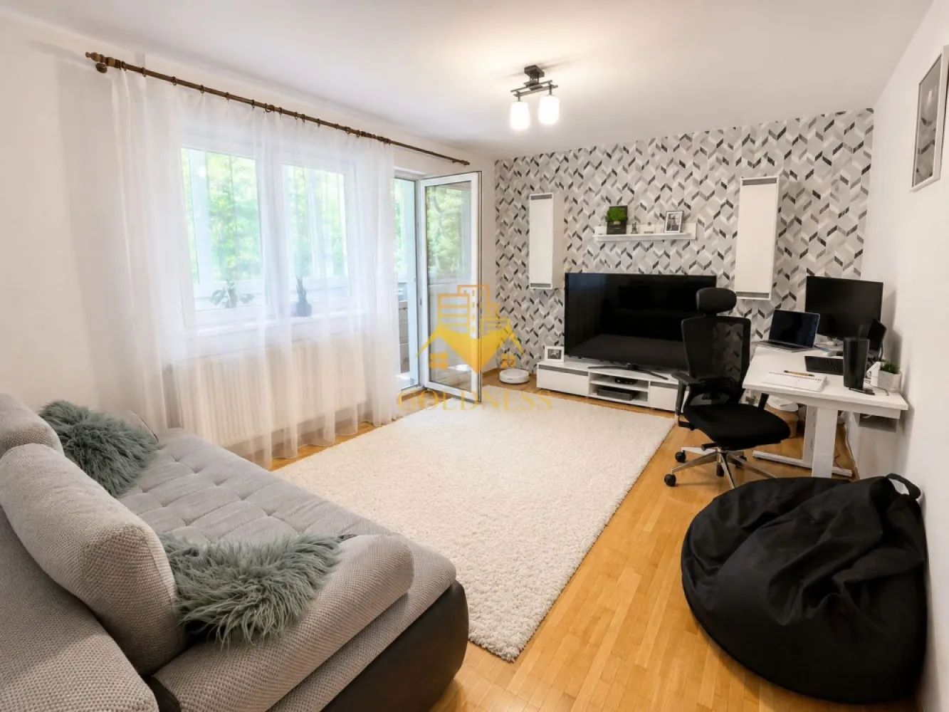 3 camere decomandate, Parcare, Big, Mehedinti, Baza sportiva, Manastur - GOLDNESS Imobiliare vă propune spre închiriere un apartament cu 3 camere complet mobilat și utilat, la etajul 2 într-un imobil de 4 etaje, în Cartierul Manastur .
Parcare exterioara inclusa!
Se află în apropierea stațiilor de transport în comun, magazine, restaurante, spații verzi, farmacii, etc. 

Apartamentul este compartimentat astfel:
 - dormitor cu pat matrimonial, dressing, noptiere
 - camera destinata pentru birou
 - living cu canapea extensibilă, loc de servit masa, TV
 -bucatarie complet utilată și mobilată
 - baie cu cada, calorifer port prosop și dulap pentru depozitare.
 - balcon 5 mp.
 - În cazul în care doriți să aduceți modificări sau îmbunătățiri apartamentului, suntem deschiși să discutăm orice propunere și să analizăm împreună cele mai potrivite soluții

Imobilul este dotat cu toate cele necesare- centrală proprie, frigider, aragaz, hotă, mașină de spălat haine, etc. 

Dacă sunteți interesați de acest apartament și doriți să îl vizionați, dar și pentru alte oferte nu ezitați să ne contactați telefonic sau prin e-mail. Vă stăm la dispoziție!
Pentru intermediere se percepe un comision de 50% din prețul chiriei!