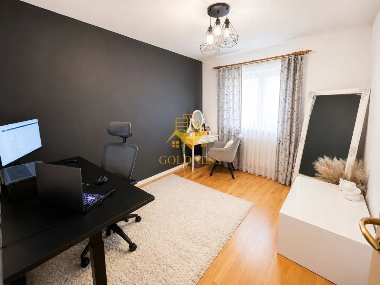 3 camere decomandate, Parcare, Big, Mehedinti, Baza sportiva, Manastur - GOLDNESS Imobiliare vă propune spre închiriere un apartament cu 3 camere complet mobilat și utilat, la etajul 2 într-un imobil de 4 etaje, în Cartierul Manastur .
Parcare exterioara inclusa!
Se află în apropierea stațiilor de transport în comun, magazine, restaurante, spații verzi, farmacii, etc. 

Apartamentul este compartimentat astfel:
 - dormitor cu pat matrimonial, dressing, noptiere
 - camera destinata pentru birou
 - living cu canapea extensibilă, loc de servit masa, TV
 -bucatarie complet utilată și mobilată
 - baie cu cada, calorifer port prosop și dulap pentru depozitare.
 - balcon 5 mp.
 - În cazul în care doriți să aduceți modificări sau îmbunătățiri apartamentului, suntem deschiși să discutăm orice propunere și să analizăm împreună cele mai potrivite soluții

Imobilul este dotat cu toate cele necesare- centrală proprie, frigider, aragaz, hotă, mașină de spălat haine, etc. 

Dacă sunteți interesați de acest apartament și doriți să îl vizionați, dar și pentru alte oferte nu ezitați să ne contactați telefonic sau prin e-mail. Vă stăm la dispoziție!
Pentru intermediere se percepe un comision de 50% din prețul chiriei!