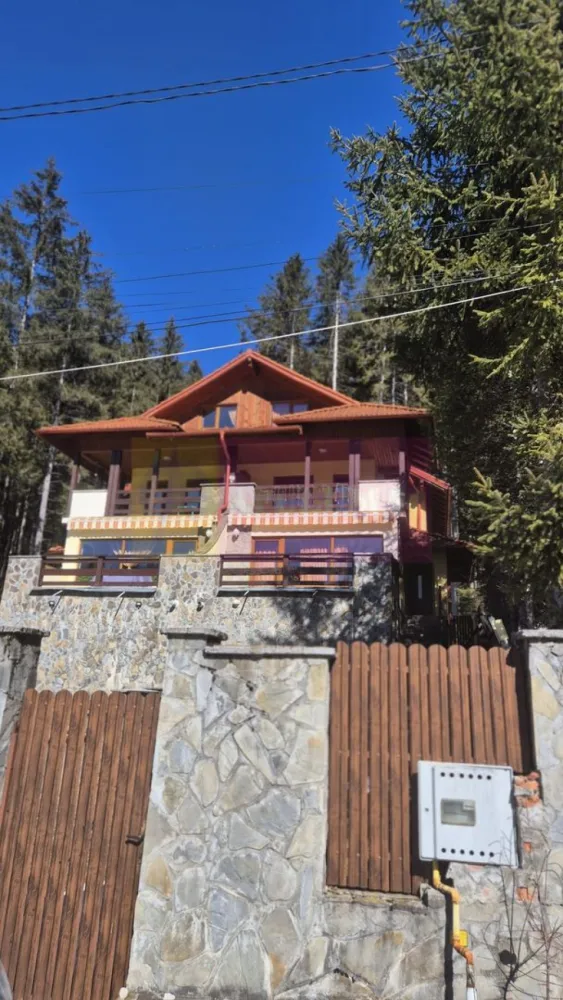 Vila duplex de vanzare cu 4 camere in Azuga - Vilă tip duplex de vânzare în Azuga | Lângă pădure | Priveliște Masivul Caraiman

Agenția imobiliară Mervani vă propune spre vânzare o vilă tip duplex, situată într-o zonă liniștită din Azuga, lângă pădure, cu o priveliște superbă către Masivul Caraiman. Proprietatea este ideală atât pentru locuință de vacanță, cât și pentru investiție turistică, datorită poziției excelente și compartimentării generoase.

Vila este construită pe structură solidă din beton armat și cărămidă, cu mansardă din lemn, izolată exterior cu termosistem din polistiren, iar parterul este placat elegant cu piatră de râu, oferind un aspect montan autentic.
Compartimentare:

Demisol:
 Spațiu tehnic

Parter:
 Cameră de zi spațioasă
 Bucătărie
 Loc de luat masa
 Hol
 Baie cu duș
 Balcon generos cu priveliște

Etaj:
 3 dormitoare
 Baie cu duș

Mansardă:
 Dormitor mansardat
 Grup sanitar

Caracteristici și dotări:
 Teren în suprafață de 240 mp
 Curte proprie cu parcare pentru 2 autoturisme
 Vilă retrasă, într-o zonă liniștită
 Acces din stradă asfaltată
 Încălzire cu centrală termică pe gaz
 Tâmplărie PVC cu geam termopan
 Acoperiș din țiglă ceramică
 Se vinde mobilată și utilată

Utilități:

 Curent electric
 Gaze naturale
 Canalizare
 Cablu TV și internet
 Apă contorizată la comun
 Utilități contorizate separat

Proprietatea are un perete comun cu vila în oglindă, fiind o vilă tip duplex, ideală pentru cei care își doresc confortul unei case, dar cu costuri reduse de întreținere.
Localizare excelentă:

 Aproape de centrul orașului Azuga
 Aproape de supermarket
 Aproape de parc, biserică și școală
 La mică distanță de Pârtia de ski Sorica

Această vilă este alegerea perfectă pentru iubitorii de natură, liniște și aer curat, oferind în același timp acces rapid către facilitățile orașului și zonele turistice din Valea Prahovei.

 Pentru detalii și vizionări: 0729 935 536
Agenția Imobiliară Mervani