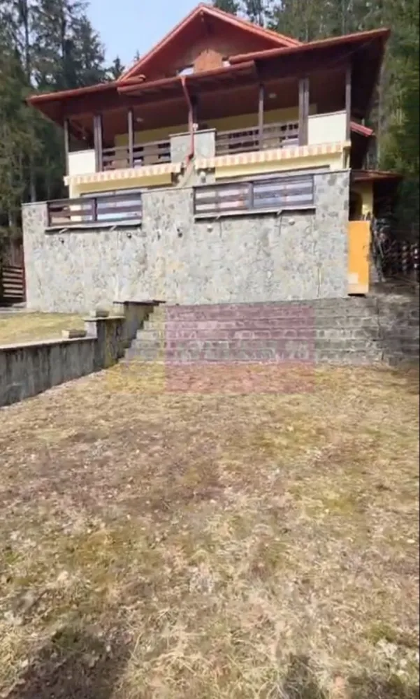 Vila duplex de vanzare cu 4 camere in Azuga - Vilă tip duplex de vânzare în Azuga | Lângă pădure | Priveliște Masivul Caraiman

Agenția imobiliară Mervani vă propune spre vânzare o vilă tip duplex, situată într-o zonă liniștită din Azuga, lângă pădure, cu o priveliște superbă către Masivul Caraiman. Proprietatea este ideală atât pentru locuință de vacanță, cât și pentru investiție turistică, datorită poziției excelente și compartimentării generoase.

Vila este construită pe structură solidă din beton armat și cărămidă, cu mansardă din lemn, izolată exterior cu termosistem din polistiren, iar parterul este placat elegant cu piatră de râu, oferind un aspect montan autentic.
Compartimentare:

Demisol:
 Spațiu tehnic

Parter:
 Cameră de zi spațioasă
 Bucătărie
 Loc de luat masa
 Hol
 Baie cu duș
 Balcon generos cu priveliște

Etaj:
 3 dormitoare
 Baie cu duș

Mansardă:
 Dormitor mansardat
 Grup sanitar

Caracteristici și dotări:
 Teren în suprafață de 240 mp
 Curte proprie cu parcare pentru 2 autoturisme
 Vilă retrasă, într-o zonă liniștită
 Acces din stradă asfaltată
 Încălzire cu centrală termică pe gaz
 Tâmplărie PVC cu geam termopan
 Acoperiș din țiglă ceramică
 Se vinde mobilată și utilată

Utilități:

 Curent electric
 Gaze naturale
 Canalizare
 Cablu TV și internet
 Apă contorizată la comun
 Utilități contorizate separat

Proprietatea are un perete comun cu vila în oglindă, fiind o vilă tip duplex, ideală pentru cei care își doresc confortul unei case, dar cu costuri reduse de întreținere.
Localizare excelentă:

 Aproape de centrul orașului Azuga
 Aproape de supermarket
 Aproape de parc, biserică și școală
 La mică distanță de Pârtia de ski Sorica

Această vilă este alegerea perfectă pentru iubitorii de natură, liniște și aer curat, oferind în același timp acces rapid către facilitățile orașului și zonele turistice din Valea Prahovei.

 Pentru detalii și vizionări: 0729 935 536
Agenția Imobiliară Mervani