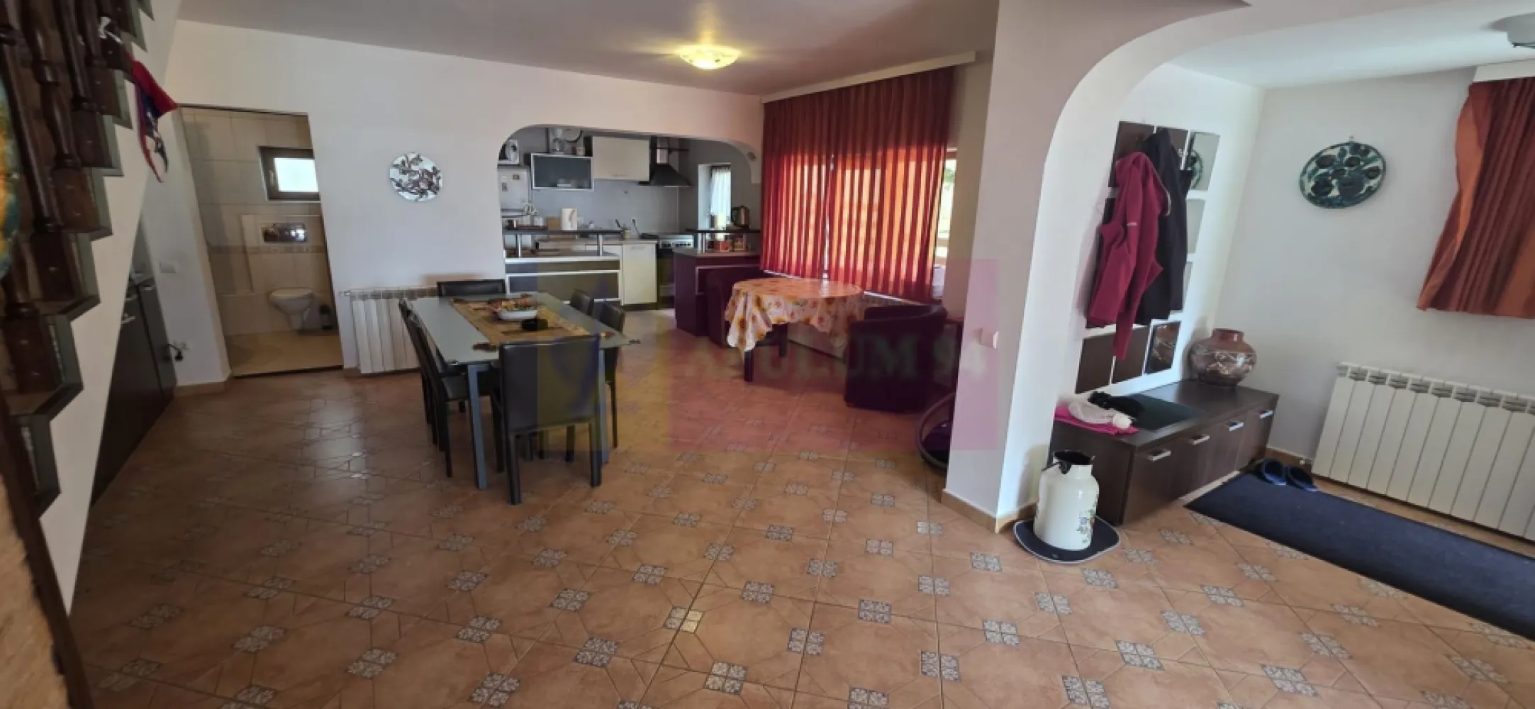 Vila duplex de vanzare cu 4 camere in Azuga - Vilă tip duplex de vânzare în Azuga | Lângă pădure | Priveliște Masivul Caraiman

Agenția imobiliară Mervani vă propune spre vânzare o vilă tip duplex, situată într-o zonă liniștită din Azuga, lângă pădure, cu o priveliște superbă către Masivul Caraiman. Proprietatea este ideală atât pentru locuință de vacanță, cât și pentru investiție turistică, datorită poziției excelente și compartimentării generoase.

Vila este construită pe structură solidă din beton armat și cărămidă, cu mansardă din lemn, izolată exterior cu termosistem din polistiren, iar parterul este placat elegant cu piatră de râu, oferind un aspect montan autentic.
Compartimentare:

Demisol:
 Spațiu tehnic

Parter:
 Cameră de zi spațioasă
 Bucătărie
 Loc de luat masa
 Hol
 Baie cu duș
 Balcon generos cu priveliște

Etaj:
 3 dormitoare
 Baie cu duș

Mansardă:
 Dormitor mansardat
 Grup sanitar

Caracteristici și dotări:
 Teren în suprafață de 240 mp
 Curte proprie cu parcare pentru 2 autoturisme
 Vilă retrasă, într-o zonă liniștită
 Acces din stradă asfaltată
 Încălzire cu centrală termică pe gaz
 Tâmplărie PVC cu geam termopan
 Acoperiș din țiglă ceramică
 Se vinde mobilată și utilată

Utilități:

 Curent electric
 Gaze naturale
 Canalizare
 Cablu TV și internet
 Apă contorizată la comun
 Utilități contorizate separat

Proprietatea are un perete comun cu vila în oglindă, fiind o vilă tip duplex, ideală pentru cei care își doresc confortul unei case, dar cu costuri reduse de întreținere.
Localizare excelentă:

 Aproape de centrul orașului Azuga
 Aproape de supermarket
 Aproape de parc, biserică și școală
 La mică distanță de Pârtia de ski Sorica

Această vilă este alegerea perfectă pentru iubitorii de natură, liniște și aer curat, oferind în același timp acces rapid către facilitățile orașului și zonele turistice din Valea Prahovei.

 Pentru detalii și vizionări: 0729 935 536
Agenția Imobiliară Mervani