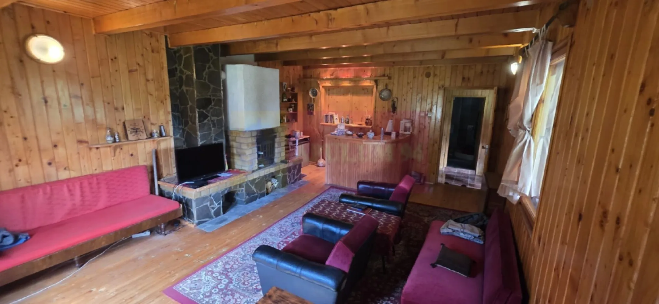 Cabana cu 5 camere de vanzare in Provita - Cabană de lemn de vânzare în Provița – refugiu de liniște în mijlocul naturii | Teren 2.200 mp

Agenția Imobiliară Mervani vă propune spre vânzare o proprietate specială, situată într-un cadru natural deosebit, în localitatea Provița, ideală pentru cei care caută liniște, intimitate și apropierea de natură.

Cabana, construită în anul 2008, este amplasată pe un teren generos de 2.200 mp, împrejmuit, cu o priveliște superbă către pădure. Poziționarea retrasă, aerul curat și sunetul apei de munte creează atmosfera perfectă pentru relaxare.

Proprietatea are o suprafață utilă de aproximativ 180 mp și este structurată pe demisol, parter și etaj, oferind spații generoase și bine compartimentate.

Compartimentare:

Demisol:

 pivniță ideală pentru depozitare.

Parter:

 bucătărie;
 baie cu duș;
 cameră de zi primitoare cu șemineu – locul perfect pentru seri petrecute alături de familie și prieteni;
 dormitor;
 terasă generoasă cu vedere către natură.

Accesul către etaj se realizează pe o scară interioară din lemn, care completează atmosfera caldă și autentică a cabanei.

Etaj:

 3 dormitoare;
 baie;
 balcon cu priveliște spre zona verde din jur.

Construcția dispune de fundație din beton, structură din lemn, cu exterior tencuit. Tâmplăria interioară și exterioară este realizată din lemn, păstrând caracterul rustic al proprietății, iar acoperișul este prevăzut cu învelitoare din tablă zincată.

Curtea este amenajată pentru relaxare și petrecerea timpului liber, având:
- zonă de grătar;
- loc de luat masa în aer liber;
- mică amenajare cu cascadă;
- brazi care completează peisajul natural;
- spațiu pentru parcarea a 2-3 autoturisme.

Terenul este înclinat, oferind o perspectivă frumoasă asupra împrejurimilor și un plus de farmec montan.

Utilități:

 branșament la energie electrică;
 încălzirea se face cu lemne, sobe de teracotă și șemineu;
 fântână proprie cu hidrofor.

Accesul se realizează facil, pe drum asfaltat până în fața proprietății. Peste drum curge un râu, iar priveliștea către pădure transformă această cabană într-un loc ideal pentru cei care își doresc o evadare din agitația orașului.

Zona este foarte liniștită, cu puține locuințe în apropiere, păstrând farmecul unei proprietăți retrase, autentice, aproape de natură.

O cabană potrivită atât ca locuință de vacanță pentru familie, cât și ca investiție pentru turism rural sau închiriere în regim de relaxare.

Mervani Imobiliare – Transformăm proprietățile în povești.
0729 935 536