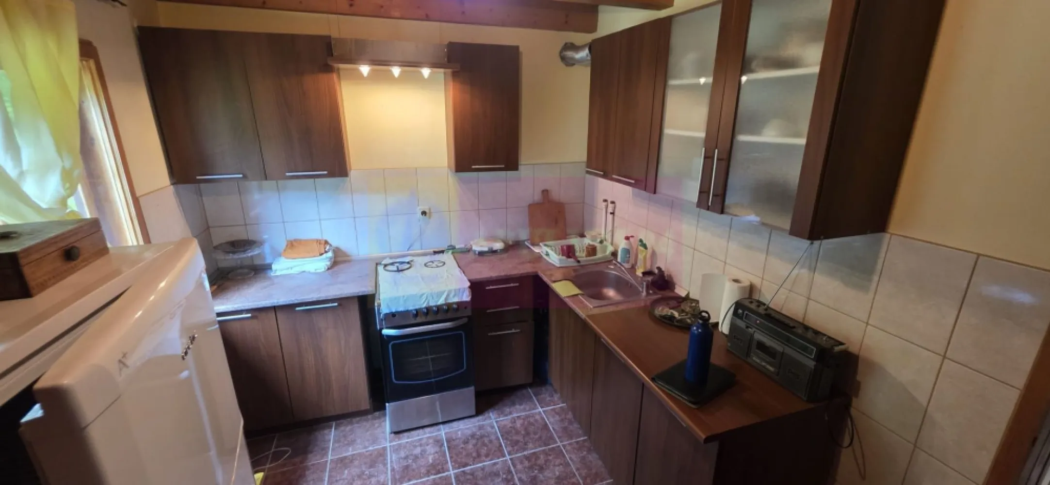 Cabana cu 5 camere de vanzare in Provita - Cabană de lemn de vânzare în Provița – refugiu de liniște în mijlocul naturii | Teren 2.200 mp

Agenția Imobiliară Mervani vă propune spre vânzare o proprietate specială, situată într-un cadru natural deosebit, în localitatea Provița, ideală pentru cei care caută liniște, intimitate și apropierea de natură.

Cabana, construită în anul 2008, este amplasată pe un teren generos de 2.200 mp, împrejmuit, cu o priveliște superbă către pădure. Poziționarea retrasă, aerul curat și sunetul apei de munte creează atmosfera perfectă pentru relaxare.

Proprietatea are o suprafață utilă de aproximativ 180 mp și este structurată pe demisol, parter și etaj, oferind spații generoase și bine compartimentate.

Compartimentare:

Demisol:

 pivniță ideală pentru depozitare.

Parter:

 bucătărie;
 baie cu duș;
 cameră de zi primitoare cu șemineu – locul perfect pentru seri petrecute alături de familie și prieteni;
 dormitor;
 terasă generoasă cu vedere către natură.

Accesul către etaj se realizează pe o scară interioară din lemn, care completează atmosfera caldă și autentică a cabanei.

Etaj:

 3 dormitoare;
 baie;
 balcon cu priveliște spre zona verde din jur.

Construcția dispune de fundație din beton, structură din lemn, cu exterior tencuit. Tâmplăria interioară și exterioară este realizată din lemn, păstrând caracterul rustic al proprietății, iar acoperișul este prevăzut cu învelitoare din tablă zincată.

Curtea este amenajată pentru relaxare și petrecerea timpului liber, având:
- zonă de grătar;
- loc de luat masa în aer liber;
- mică amenajare cu cascadă;
- brazi care completează peisajul natural;
- spațiu pentru parcarea a 2-3 autoturisme.

Terenul este înclinat, oferind o perspectivă frumoasă asupra împrejurimilor și un plus de farmec montan.

Utilități:

 branșament la energie electrică;
 încălzirea se face cu lemne, sobe de teracotă și șemineu;
 fântână proprie cu hidrofor.

Accesul se realizează facil, pe drum asfaltat până în fața proprietății. Peste drum curge un râu, iar priveliștea către pădure transformă această cabană într-un loc ideal pentru cei care își doresc o evadare din agitația orașului.

Zona este foarte liniștită, cu puține locuințe în apropiere, păstrând farmecul unei proprietăți retrase, autentice, aproape de natură.

O cabană potrivită atât ca locuință de vacanță pentru familie, cât și ca investiție pentru turism rural sau închiriere în regim de relaxare.

Mervani Imobiliare – Transformăm proprietățile în povești.
0729 935 536