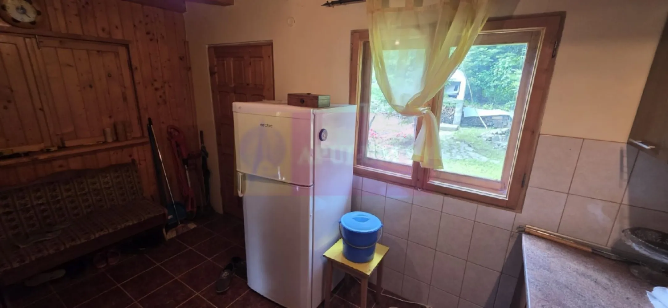 Cabana cu 5 camere de vanzare in Provita - Cabană de lemn de vânzare în Provița – refugiu de liniște în mijlocul naturii | Teren 2.200 mp

Agenția Imobiliară Mervani vă propune spre vânzare o proprietate specială, situată într-un cadru natural deosebit, în localitatea Provița, ideală pentru cei care caută liniște, intimitate și apropierea de natură.

Cabana, construită în anul 2008, este amplasată pe un teren generos de 2.200 mp, împrejmuit, cu o priveliște superbă către pădure. Poziționarea retrasă, aerul curat și sunetul apei de munte creează atmosfera perfectă pentru relaxare.

Proprietatea are o suprafață utilă de aproximativ 180 mp și este structurată pe demisol, parter și etaj, oferind spații generoase și bine compartimentate.

Compartimentare:

Demisol:

 pivniță ideală pentru depozitare.

Parter:

 bucătărie;
 baie cu duș;
 cameră de zi primitoare cu șemineu – locul perfect pentru seri petrecute alături de familie și prieteni;
 dormitor;
 terasă generoasă cu vedere către natură.

Accesul către etaj se realizează pe o scară interioară din lemn, care completează atmosfera caldă și autentică a cabanei.

Etaj:

 3 dormitoare;
 baie;
 balcon cu priveliște spre zona verde din jur.

Construcția dispune de fundație din beton, structură din lemn, cu exterior tencuit. Tâmplăria interioară și exterioară este realizată din lemn, păstrând caracterul rustic al proprietății, iar acoperișul este prevăzut cu învelitoare din tablă zincată.

Curtea este amenajată pentru relaxare și petrecerea timpului liber, având:
- zonă de grătar;
- loc de luat masa în aer liber;
- mică amenajare cu cascadă;
- brazi care completează peisajul natural;
- spațiu pentru parcarea a 2-3 autoturisme.

Terenul este înclinat, oferind o perspectivă frumoasă asupra împrejurimilor și un plus de farmec montan.

Utilități:

 branșament la energie electrică;
 încălzirea se face cu lemne, sobe de teracotă și șemineu;
 fântână proprie cu hidrofor.

Accesul se realizează facil, pe drum asfaltat până în fața proprietății. Peste drum curge un râu, iar priveliștea către pădure transformă această cabană într-un loc ideal pentru cei care își doresc o evadare din agitația orașului.

Zona este foarte liniștită, cu puține locuințe în apropiere, păstrând farmecul unei proprietăți retrase, autentice, aproape de natură.

O cabană potrivită atât ca locuință de vacanță pentru familie, cât și ca investiție pentru turism rural sau închiriere în regim de relaxare.

Mervani Imobiliare – Transformăm proprietățile în povești.
0729 935 536