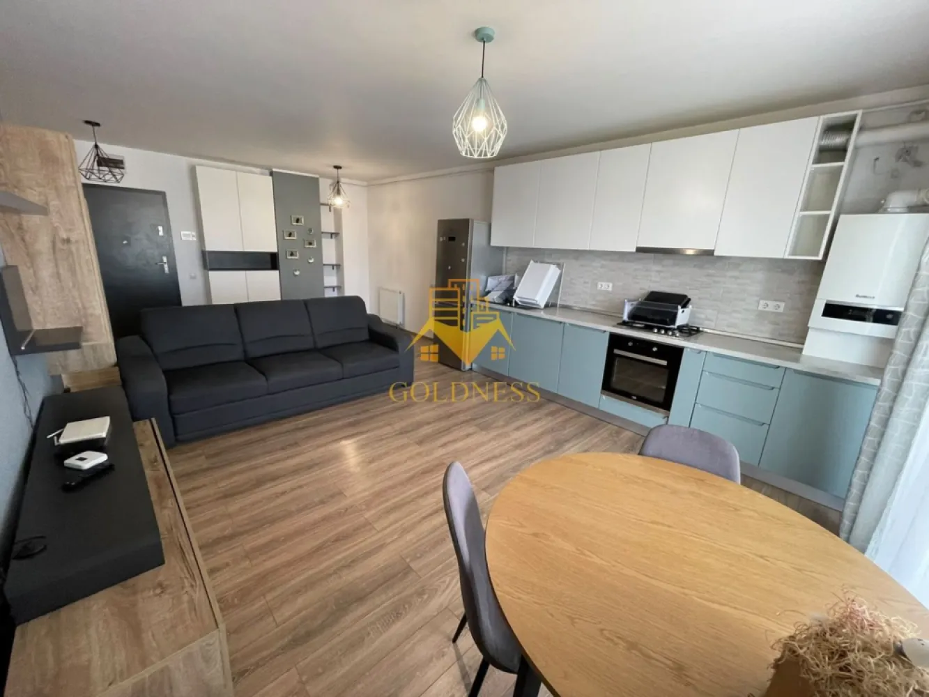 2 camere, Parcare, Semicentral, Somesului, NTT Data, Bosch, Anton Pann - GOLDNESS Imobiliare vă propune spre închiriere un apartament cu 2 camere open-space complet mobilat și utilat, la etajul 4 intr-un imobil de 7 etaje, în Zona Semicentrala.
Dispune de loc de parcare subteran.
Se află în apropierea stațiilor de transport în comun, magazine, restaurante, spații verzi, farmacii, etc.

Apartamentul este compartimentat astfel:
- dormitor cu pat matrimonial, dressing,
- living cu bucatarie open space complet utilată și mobilată, canapea, loc de servit masa, birou
- baie cu cada, calorifer port prosop și dulap pentru depozitare.
- balcon de 7 mp, dotat cu bancuta si masa

Imobilul este dotat cu toate cele necesare- centrală proprie, aer conditionat, masina de spalat vase, frigider, plita, cuptor electric, microunde, hotă, mașină de spălat haine, etc.

Dacă sunteți interesați de acest apartament și doriți să îl vizionați, dar și pentru alte oferte nu ezitați să ne contactați telefonic sau prin e-mail. Vă stăm la dispoziție!
Pentru intermediere se percepe un comision de 50% din prețul chiriei!