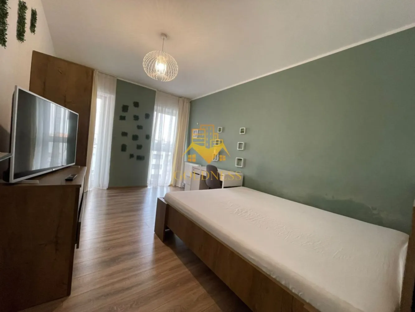2 camere, Parcare, Semicentral, Somesului, NTT Data, Bosch, Anton Pann - GOLDNESS Imobiliare vă propune spre închiriere un apartament cu 2 camere open-space complet mobilat și utilat, la etajul 4 intr-un imobil de 7 etaje, în Zona Semicentrala.
Dispune de loc de parcare subteran.
Se află în apropierea stațiilor de transport în comun, magazine, restaurante, spații verzi, farmacii, etc.

Apartamentul este compartimentat astfel:
- dormitor cu pat matrimonial, dressing,
- living cu bucatarie open space complet utilată și mobilată, canapea, loc de servit masa, birou
- baie cu cada, calorifer port prosop și dulap pentru depozitare.
- balcon de 7 mp, dotat cu bancuta si masa

Imobilul este dotat cu toate cele necesare- centrală proprie, aer conditionat, masina de spalat vase, frigider, plita, cuptor electric, microunde, hotă, mașină de spălat haine, etc.

Dacă sunteți interesați de acest apartament și doriți să îl vizionați, dar și pentru alte oferte nu ezitați să ne contactați telefonic sau prin e-mail. Vă stăm la dispoziție!
Pentru intermediere se percepe un comision de 50% din prețul chiriei!