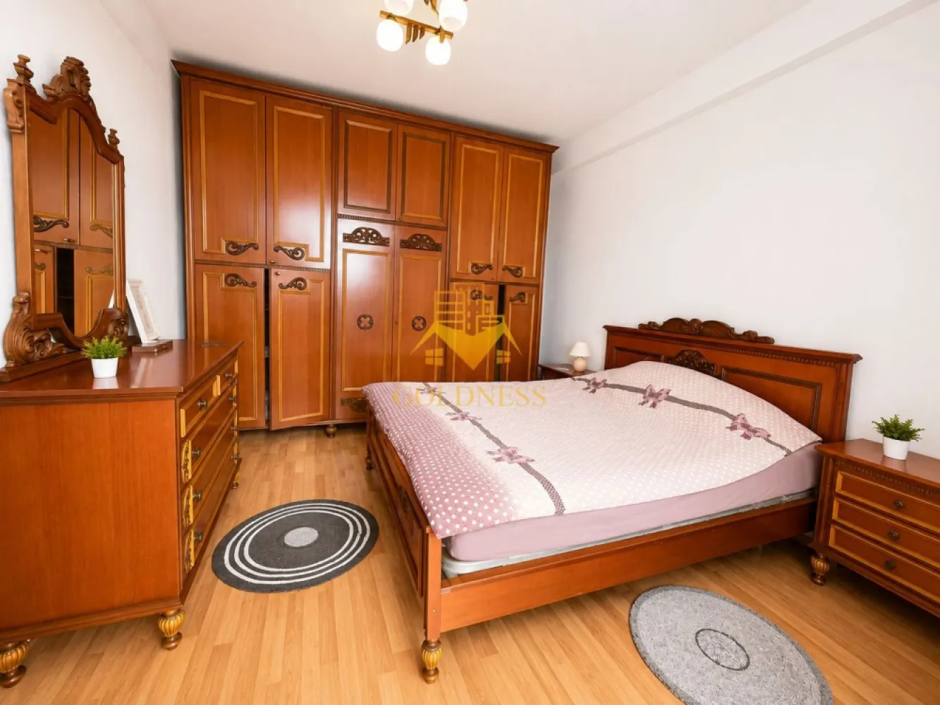 3 camere, Parcare, UTCN, UMF, Lidl, Sigma, Observatorului, Zorilor - GOLDNESS Imobiliare vă propune spre închiriere un apartament modern cu 3 camere open-space, complet mobilat și utilat, într-una dintre cele mai apreciate zone ale cartierului Zorilor, la etajul 4 al unui imobil cu 4 niveluri.

Unul dintre principalele avantaje ale proprietății îl reprezintă cele două locuri de parcare subterane, un beneficiu rar întâlnit în această zonă și extrem de apreciat pentru confortul zilnic.

Apartamentul este luminos, bine compartimentat și oferă spații generoase, fiind ideal pentru o familie, un cuplu sau persoane care își doresc să locuiască într-o zonă liniștită, dar cu acces rapid către centrul orașului, universități, spitale și principalele puncte de interes din Cluj-Napoca.

Compartimentare:

Dormitor matrimonial cu dressing și acces direct pe balcon;
Al doilea dormitor cu pat matrimonial, dressing și noptiere;
Living open-space cu bucătăria, canapea extensibilă, loc de servit masa și aer condiționat;
Baie spațioasă cu cadă, calorifer port-prosop și spații pentru depozitare;
Balcon cu acces din dormitor.

Dotări:

Centrală termică proprie;
Aer condiționat;
Frigider;
Aragaz;
Hotă;
Mașină de spălat rufe;
Mobilier complet;
Geamuri termopan;
2 locuri de parcare subterane.

Zona oferă acces rapid către mijloace de transport în comun, supermarketuri, farmacii, restaurante, clinici medicale și spații verzi, fiind una dintre cele mai căutate locații rezidențiale din Cluj-Napoca.

Puncte de interes în apropiere

Sigma Shopping Center

Mers pe jos: aproximativ 5 minute
Cu mașina: aproximativ 2 minute
Cu transportul în comun: aproximativ 5 minute

Spitalul Clinic de Recuperare

Mers pe jos: aproximativ 10 minute
Cu mașina: aproximativ 4 minute
Cu transportul în comun: aproximativ 6 minute

Grădina Botanică „Alexandru Borza”

Mers pe jos: aproximativ 15 minute
Cu mașina: aproximativ 5 minute
Cu transportul în comun: aproximativ 10 minute

Piața Unirii – Centrul orașului

Mers pe jos: aproximativ 30 minute
Cu mașina: aproximativ 8 minute
Cu transportul în comun: aproximativ 12 minute

Universități și facultăți în apropiere

Universitatea de Medicină și Farmacie „Iuliu Hațieganu”

Mers pe jos: aproximativ 15 minute
Cu mașina: aproximativ 5 minute
Cu transportul în comun: aproximativ 18 minute

Facultatea de Arhitectură și Urbanism (UTCN)

Mers pe jos: aproximativ 10 minute
Cu mașina: aproximativ 3 minute
Cu transportul în comun: aproximativ 6 minute

Facultatea de Construcții (UTCN)

Mers pe jos: aproximativ 10 minute
Cu mașina: aproximativ 3 minute
Cu transportul în comun: aproximativ 6 minute

Facultatea de Biologie și Geologie (UBB)

Mers pe jos: aproximativ 15 minute
Cu mașina: aproximativ 5 minute
Cu transportul în comun: aproximativ 9 minute
Dacă sunteți interesați de acest apartament și doriți să programați o vizionare, vă invităm să ne contactați telefonic sau prin e-mail. Echipa GOLDNESS Imobiliare vă stă la dispoziție cu plăcere.

Pentru intermediere se percepe un comision de 75% din valoarea apartamentului!