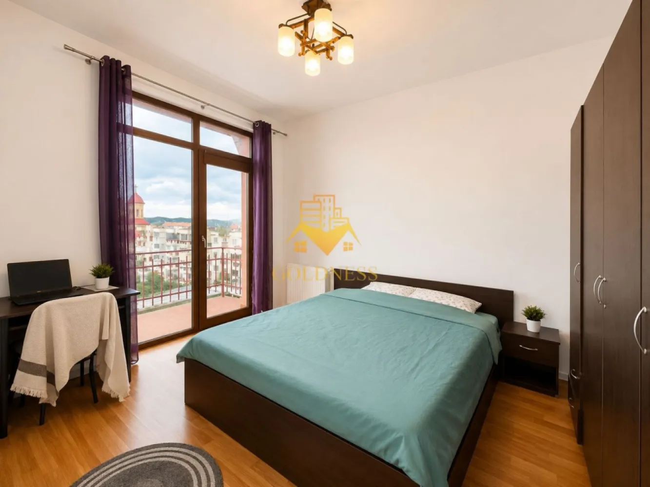 3 camere, Parcare, UTCN, UMF, Lidl, Sigma, Observatorului, Zorilor - GOLDNESS Imobiliare vă propune spre închiriere un apartament modern cu 3 camere open-space, complet mobilat și utilat, într-una dintre cele mai apreciate zone ale cartierului Zorilor, la etajul 4 al unui imobil cu 4 niveluri.

Unul dintre principalele avantaje ale proprietății îl reprezintă cele două locuri de parcare subterane, un beneficiu rar întâlnit în această zonă și extrem de apreciat pentru confortul zilnic.

Apartamentul este luminos, bine compartimentat și oferă spații generoase, fiind ideal pentru o familie, un cuplu sau persoane care își doresc să locuiască într-o zonă liniștită, dar cu acces rapid către centrul orașului, universități, spitale și principalele puncte de interes din Cluj-Napoca.

Compartimentare:

Dormitor matrimonial cu dressing și acces direct pe balcon;
Al doilea dormitor cu pat matrimonial, dressing și noptiere;
Living open-space cu bucătăria, canapea extensibilă, loc de servit masa și aer condiționat;
Baie spațioasă cu cadă, calorifer port-prosop și spații pentru depozitare;
Balcon cu acces din dormitor.

Dotări:

Centrală termică proprie;
Aer condiționat;
Frigider;
Aragaz;
Hotă;
Mașină de spălat rufe;
Mobilier complet;
Geamuri termopan;
2 locuri de parcare subterane.

Zona oferă acces rapid către mijloace de transport în comun, supermarketuri, farmacii, restaurante, clinici medicale și spații verzi, fiind una dintre cele mai căutate locații rezidențiale din Cluj-Napoca.

Puncte de interes în apropiere

Sigma Shopping Center

Mers pe jos: aproximativ 5 minute
Cu mașina: aproximativ 2 minute
Cu transportul în comun: aproximativ 5 minute

Spitalul Clinic de Recuperare

Mers pe jos: aproximativ 10 minute
Cu mașina: aproximativ 4 minute
Cu transportul în comun: aproximativ 6 minute

Grădina Botanică „Alexandru Borza”

Mers pe jos: aproximativ 15 minute
Cu mașina: aproximativ 5 minute
Cu transportul în comun: aproximativ 10 minute

Piața Unirii – Centrul orașului

Mers pe jos: aproximativ 30 minute
Cu mașina: aproximativ 8 minute
Cu transportul în comun: aproximativ 12 minute

Universități și facultăți în apropiere

Universitatea de Medicină și Farmacie „Iuliu Hațieganu”

Mers pe jos: aproximativ 15 minute
Cu mașina: aproximativ 5 minute
Cu transportul în comun: aproximativ 18 minute

Facultatea de Arhitectură și Urbanism (UTCN)

Mers pe jos: aproximativ 10 minute
Cu mașina: aproximativ 3 minute
Cu transportul în comun: aproximativ 6 minute

Facultatea de Construcții (UTCN)

Mers pe jos: aproximativ 10 minute
Cu mașina: aproximativ 3 minute
Cu transportul în comun: aproximativ 6 minute

Facultatea de Biologie și Geologie (UBB)

Mers pe jos: aproximativ 15 minute
Cu mașina: aproximativ 5 minute
Cu transportul în comun: aproximativ 9 minute
Dacă sunteți interesați de acest apartament și doriți să programați o vizionare, vă invităm să ne contactați telefonic sau prin e-mail. Echipa GOLDNESS Imobiliare vă stă la dispoziție cu plăcere.

Pentru intermediere se percepe un comision de 75% din valoarea apartamentului!