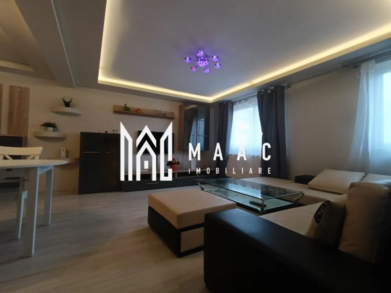 Apartament 3 camere | Valea Aurie | Mansardă | Spațios - MAAC-Imobiliare vă propune spre închiriere un apartament cu 3 camere, pe 2 nivele, la mansardă, complet mobilat și utilat, 86 mp utili, cu bucătăria închisă. Compartimentare: La parter: living, bucătărie, baie. La etaj: 1 dormitor si un living,canapea ,dressing mare,spații de depozitare generoase în ambele camere. Apartamentul este izolat termic ce constituie un avantaj la costurile întreținerii, se află în zona Valea Aurie ,o zona foarte liniștită și sigură, aproape de facilitati precum magazine,supermarket-uri,Profi,Mega Image, transport în comun 1 min până la autobuz, 5 min până la Parcul Sub Arini și Zoo. Dispune de parcare publica generoasa. Condiții: se caută chiriaș pe termen lung, fără animale de companie, se acceptă și studenți,se percepe garanție în cuantumul unei chirii. Pentru mai multe detalii sau pentru programarea unei vizionări, vă rugăm să specificați ID-ul anunțului: CP2835363
