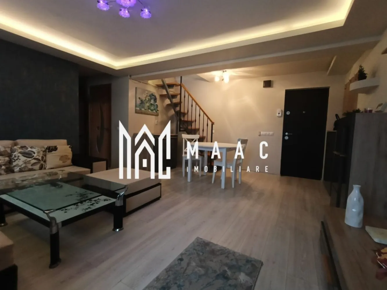 Apartament 3 camere | Valea Aurie | Mansardă | Spațios - MAAC-Imobiliare vă propune spre închiriere un apartament cu 3 camere, pe 2 nivele, la mansardă, complet mobilat și utilat, 86 mp utili, cu bucătăria închisă. Compartimentare: La parter: living, bucătărie, baie. La etaj: 1 dormitor si un living,canapea ,dressing mare,spații de depozitare generoase în ambele camere. Apartamentul este izolat termic ce constituie un avantaj la costurile întreținerii, se află în zona Valea Aurie ,o zona foarte liniștită și sigură, aproape de facilitati precum magazine,supermarket-uri,Profi,Mega Image, transport în comun 1 min până la autobuz, 5 min până la Parcul Sub Arini și Zoo. Dispune de parcare publica generoasa. Condiții: se caută chiriaș pe termen lung, fără animale de companie, se acceptă și studenți,se percepe garanție în cuantumul unei chirii. Pentru mai multe detalii sau pentru programarea unei vizionări, vă rugăm să specificați ID-ul anunțului: CP2835363