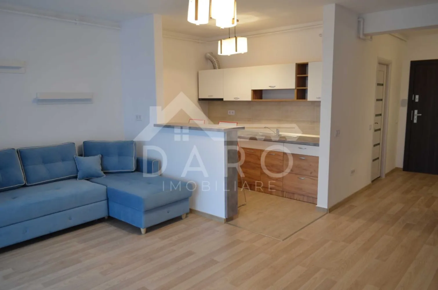 🏡 Apartament 1 cameră de închiriat – Green Residence | Tudor | 350 € - 🏡 Apartament 1 cameră de închiriat – Green Residence | Tudor | 350 €/lună Se oferă spre închiriere apartament nou cu 1 cameră, situat în complexul rezidențial Green Residence, cartierul Tudor, într-o zonă modernă și foarte căutată. 📐 Suprafață utilă: 40 mp ✔ loc de parcare privat inclus ✔ disponibil imediat ✔ ideal pentru o persoană sau un cuplu 💰 Chirie: 350 €/lună Compartimentare: ✔ cameră spațioasă open-space cu bucătăria ✔ baie ✔ hol ✔ terasă Dotări: ✔ centrală termică proprie ✔ geamuri termopan ✔ parchet, gresie, faianță ✔ televizor ✔ frigider ✔ plită și cuptor încorporat ✔ hotă ✔ mașină de spălat rufe Apartamentul este complet mobilat și utilat, fiind pregătit pentru mutare imediată. Avantaje locație: 📍 complex rezidențial modern 📍 zonă liniștită și apreciată 📍 aproape de magazine 📍 acces facil către mijloace de transport 🤝 Proprietate promovată prin DARO Imobiliare 📞 Detalii și vizionări: Coman Maria – DARO Imobiliare 📱 0749 535 729 🔑 DARO Imobiliare – găsim locuința potrivită.
