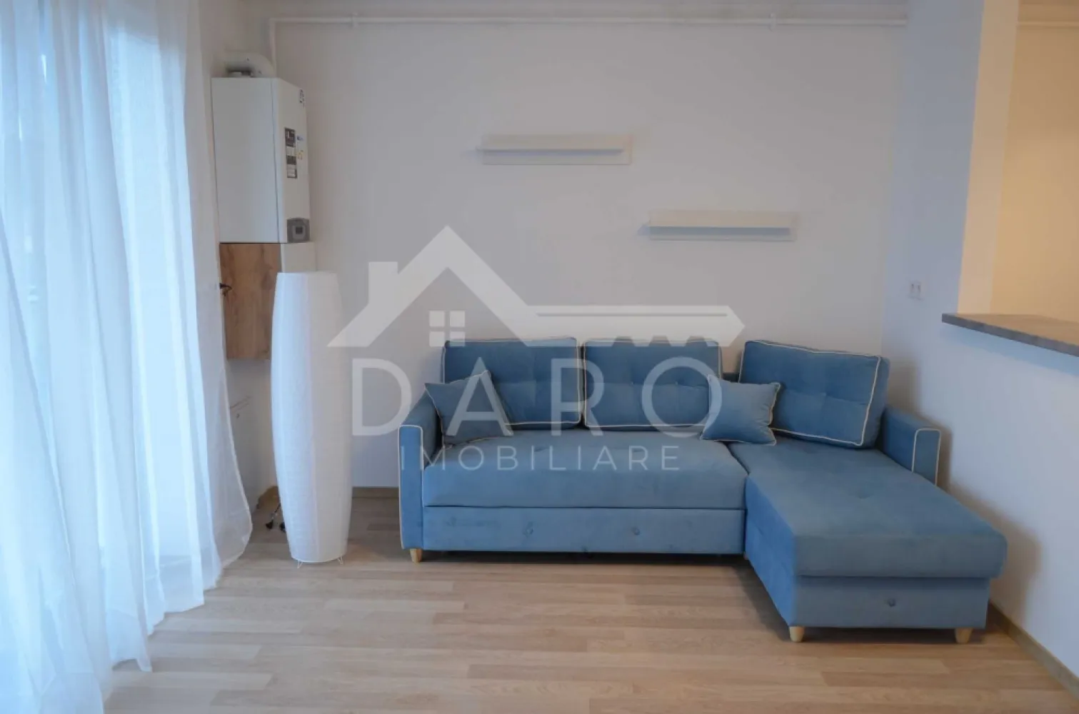 🏡 Apartament 1 cameră de închiriat – Green Residence | Tudor | 350 € - 🏡 Apartament 1 cameră de închiriat – Green Residence | Tudor | 350 €/lună Se oferă spre închiriere apartament nou cu 1 cameră, situat în complexul rezidențial Green Residence, cartierul Tudor, într-o zonă modernă și foarte căutată. 📐 Suprafață utilă: 40 mp ✔ loc de parcare privat inclus ✔ disponibil imediat ✔ ideal pentru o persoană sau un cuplu 💰 Chirie: 350 €/lună Compartimentare: ✔ cameră spațioasă open-space cu bucătăria ✔ baie ✔ hol ✔ terasă Dotări: ✔ centrală termică proprie ✔ geamuri termopan ✔ parchet, gresie, faianță ✔ televizor ✔ frigider ✔ plită și cuptor încorporat ✔ hotă ✔ mașină de spălat rufe Apartamentul este complet mobilat și utilat, fiind pregătit pentru mutare imediată. Avantaje locație: 📍 complex rezidențial modern 📍 zonă liniștită și apreciată 📍 aproape de magazine 📍 acces facil către mijloace de transport 🤝 Proprietate promovată prin DARO Imobiliare 📞 Detalii și vizionări: Coman Maria – DARO Imobiliare 📱 0749 535 729 🔑 DARO Imobiliare – găsim locuința potrivită.