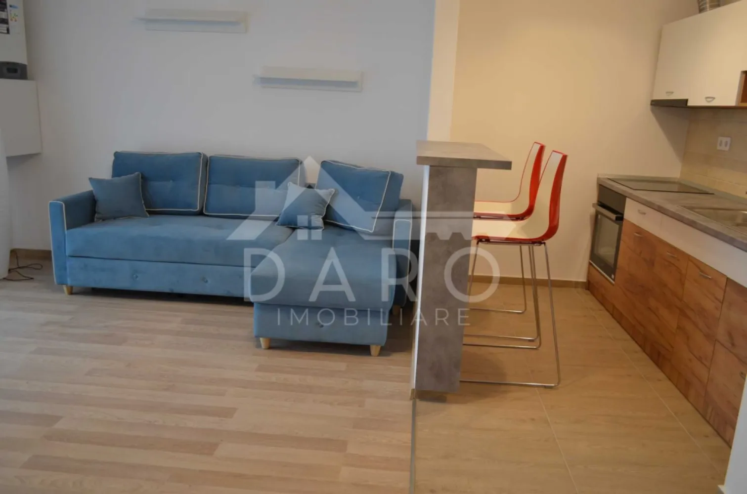 🏡 Apartament 1 cameră de închiriat – Green Residence | Tudor | 350 € - 🏡 Apartament 1 cameră de închiriat – Green Residence | Tudor | 350 €/lună Se oferă spre închiriere apartament nou cu 1 cameră, situat în complexul rezidențial Green Residence, cartierul Tudor, într-o zonă modernă și foarte căutată. 📐 Suprafață utilă: 40 mp ✔ loc de parcare privat inclus ✔ disponibil imediat ✔ ideal pentru o persoană sau un cuplu 💰 Chirie: 350 €/lună Compartimentare: ✔ cameră spațioasă open-space cu bucătăria ✔ baie ✔ hol ✔ terasă Dotări: ✔ centrală termică proprie ✔ geamuri termopan ✔ parchet, gresie, faianță ✔ televizor ✔ frigider ✔ plită și cuptor încorporat ✔ hotă ✔ mașină de spălat rufe Apartamentul este complet mobilat și utilat, fiind pregătit pentru mutare imediată. Avantaje locație: 📍 complex rezidențial modern 📍 zonă liniștită și apreciată 📍 aproape de magazine 📍 acces facil către mijloace de transport 🤝 Proprietate promovată prin DARO Imobiliare 📞 Detalii și vizionări: Coman Maria – DARO Imobiliare 📱 0749 535 729 🔑 DARO Imobiliare – găsim locuința potrivită.