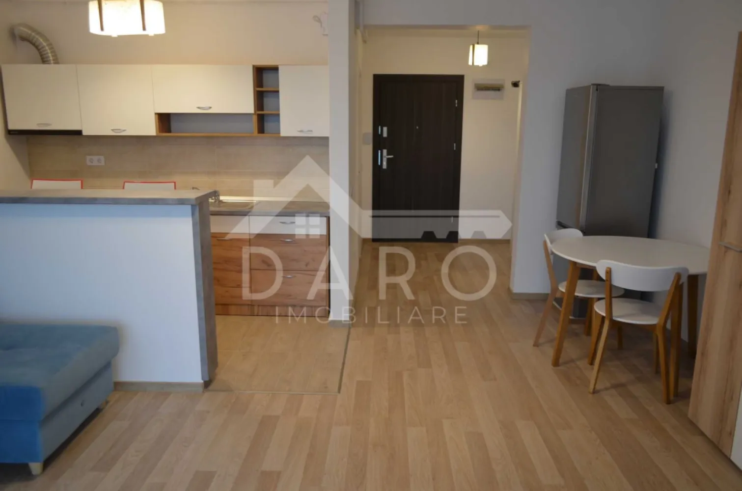 🏡 Apartament 1 cameră de închiriat – Green Residence | Tudor | 350 € - 🏡 Apartament 1 cameră de închiriat – Green Residence | Tudor | 350 €/lună Se oferă spre închiriere apartament nou cu 1 cameră, situat în complexul rezidențial Green Residence, cartierul Tudor, într-o zonă modernă și foarte căutată. 📐 Suprafață utilă: 40 mp ✔ loc de parcare privat inclus ✔ disponibil imediat ✔ ideal pentru o persoană sau un cuplu 💰 Chirie: 350 €/lună Compartimentare: ✔ cameră spațioasă open-space cu bucătăria ✔ baie ✔ hol ✔ terasă Dotări: ✔ centrală termică proprie ✔ geamuri termopan ✔ parchet, gresie, faianță ✔ televizor ✔ frigider ✔ plită și cuptor încorporat ✔ hotă ✔ mașină de spălat rufe Apartamentul este complet mobilat și utilat, fiind pregătit pentru mutare imediată. Avantaje locație: 📍 complex rezidențial modern 📍 zonă liniștită și apreciată 📍 aproape de magazine 📍 acces facil către mijloace de transport 🤝 Proprietate promovată prin DARO Imobiliare 📞 Detalii și vizionări: Coman Maria – DARO Imobiliare 📱 0749 535 729 🔑 DARO Imobiliare – găsim locuința potrivită.