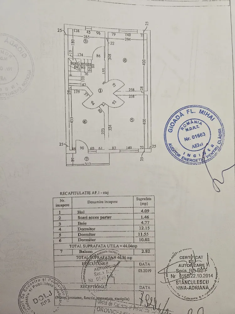 Vand casa cu 4 camere Lapus - Proprietar vând casă in Craiova, la 1km de Electroputere. Casă are o suprafață utila de 90mp dispusa pe 2 nivele si amplasata pe un teren de 300mp.La parter avem un living generos, o baie secundara(cu wc, chiuveta si cabina de dus) si o bucătărie complet echipata.La etaj avem 3 dormitoare si o baie cu cada si in plus si bideu.Casă este construcție 2020 renovata complet in 2024 la achiziție. Tot ce se afla in casa este achiziționat din 2024 si pana in prezent.Încălzirea este prin pardoseala pe ambele nivele.Geamurile sunt Salamander tripan cu 6 camere schimbat înainte de Paște.Casă beneficiază si de un sistem fotovoltaic de 8kw cu stocare de 10kw fiind suficient de mare cat sa suporte si o eventuala pompa de căldură/centrala electrica.Casă este amplasata in mijlocul curții având astfel spațiu de parcare pentru maxim 3 mașini in partea din fata si inca pe atât spațiu in spate pentru intimitate. (In fata preponderent pavele, in spate preponderent gazon).Casă se vinde complet mobilata si echipata (mai putin canapeaua din living pentru care inca plătim rate) pentru prețul de 250.000€ negociabil.