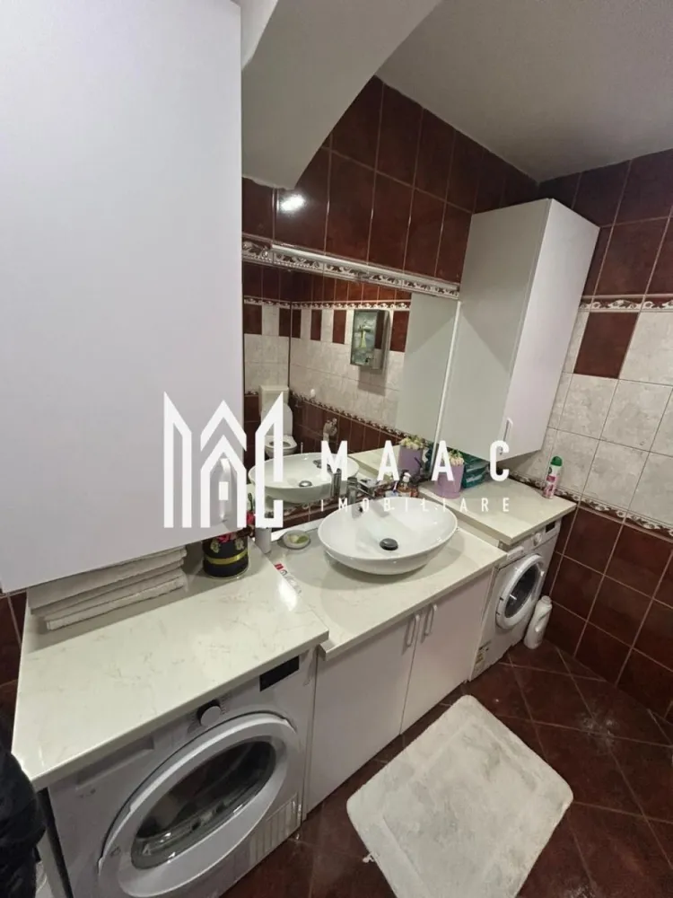 Casa Individuală | 260 MPU | Piscină Interioară | Curte Libera 100 MP - MAAC Imobiliare vă propune spre vânzare o proprietate rară și deosebit de versatilă, situată în Turnișor, într-un cartier liniștit și bine conectat cu orașul.

Descrierea proprietății
Casa este individuală și este formată din două corpuri distincte, oferind multiple posibilități de locuire, relaxare și divertisment.

Corpul 1 – Locuința principală
Suprafață utilă: aprox. 140 mp
Compartimentare: 5 camere, bucătărie, 2 băi, pivniță, pod, cameră tehnică. 
Acest corp oferă spații generoase, luminoase și bine distribuite, potrivite pentru o familie numeroasă sau pentru cei care își doresc confort și intimitate.

Corpul 2 – Relaxare & Entertainment
Piscină interioară – suprafață: aprox. 60 mp
Sală de oaspeți cu bar și biliard – suprafață: aprox. 60 mp
Un spațiu ideal pentru petrecerea timpului liber, organizarea evenimentelor private sau pentru transformarea într-o zonă de wellness completă.

Curtea
Suprafață: aprox. 100 mp
Complet pavată cu pișcoturi de beton
Ușor de întreținut și perfectă pentru parcări sau zonă de recreere exterioară

Alte beneficii
Încălzire centrală proprie
Proprietatea se vinde complet mobilată și utilată
Posibilitate excelentă pentru locuință + zonă de agrement, spațiu de business, casă multifamilială sau investiție 

Pentru mai multe detalii sau pentru a programa o vizionare, vă rugăm să ne contactați, specificând ID: CP2835317