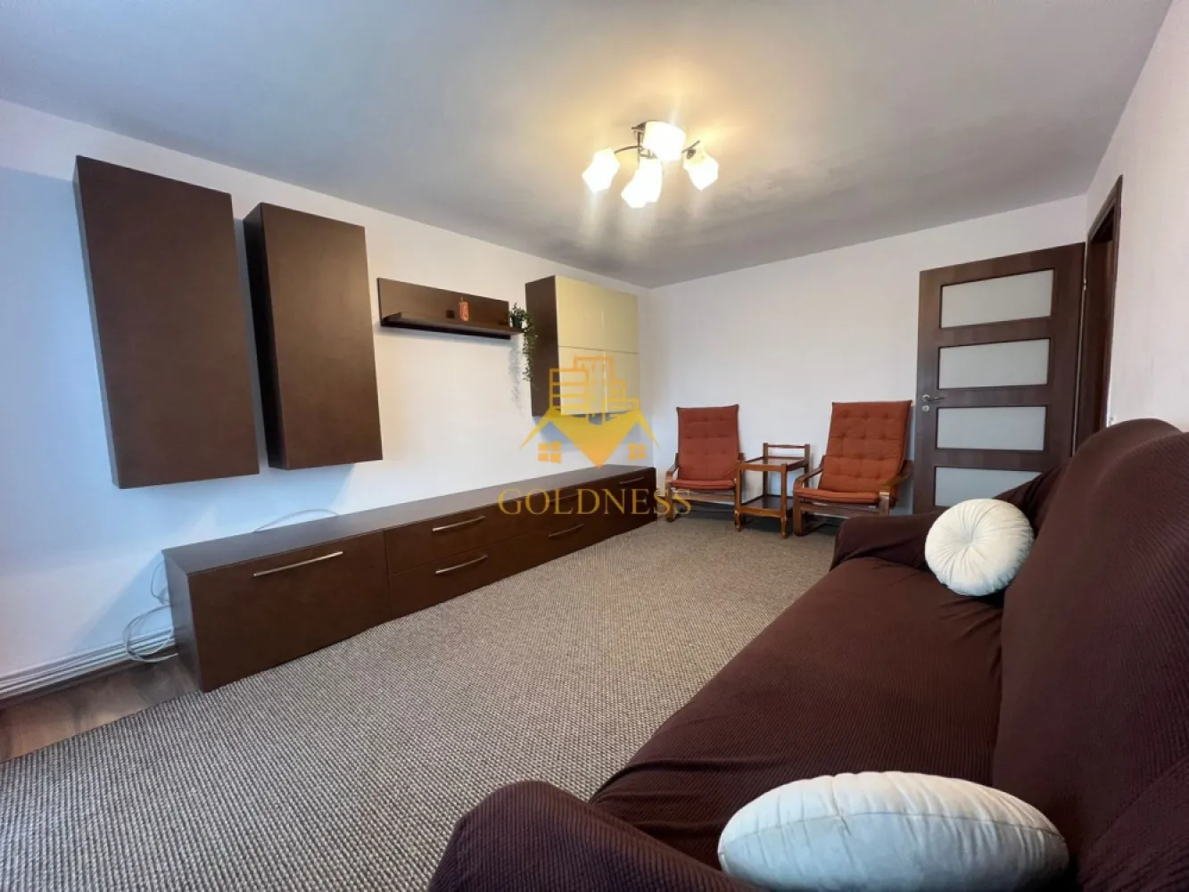 4 camere decomandate, Titulescu, Parcare, Gheorgheni, FSPAC,The Office - GOLDNESS Imobiliare vă propune spre închiriere un apartament cu 4 camere decomandate complet mobilat și utilat, la etajul 3 într-un imobil de 4 etaje, în Cartierul Gheorgheni, Str Muncitorilor.
Dispune de loc de parcare cu 50e/luna obligatoriu!
Se află în apropierea stațiilor de transport în comun, magazine, restaurante, spații verzi, farmacii, etc. 

Apartamentul este compartimentat astfel:
 - dormitor cu pat matrimonial, dressing, noptiere, iesire pe balcon
- 2 dormitoare cu canapele extensibile, dressing, 
 - living cu o canapea, comoda TV, 2 fotolii, iesire pe balcon
 - bucatarie complet utilată și mobilată, loc de servit masa 
 - 2 bai, dintre care una cu cada si una cu dus, calorifer port prosop și dulap pentru depozitare.
 - 2 balcoane inchise de aprox 5mp fiecare.

Imobilul este dotat cu toate cele necesare- centrală proprie, frigider, aragaz, hotă, mașină de spălat haine, masina de spalat vase, etc. 

Dacă sunteți interesați de acest apartament și doriți să îl vizionați, dar și pentru alte oferte nu ezitați să ne contactați telefonic sau prin e-mail. Vă stăm la dispoziție!
Pentru intermediere se percepe un comision de 50% din prețul chiriei!