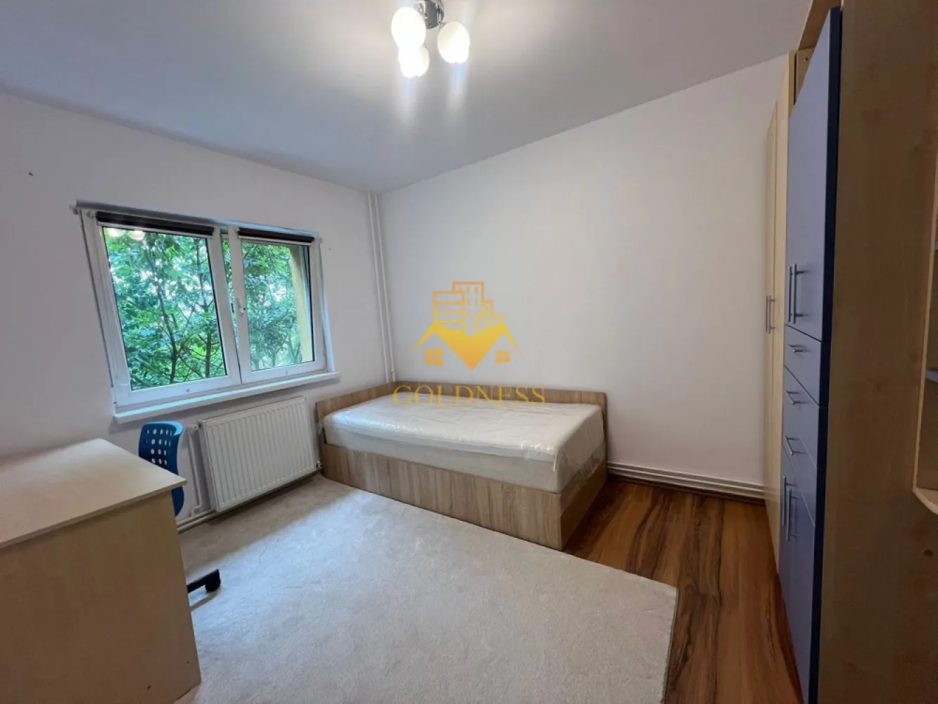 4 camere decomandate, Titulescu, Parcare, Gheorgheni, FSPAC,The Office - GOLDNESS Imobiliare vă propune spre închiriere un apartament cu 4 camere decomandate complet mobilat și utilat, la etajul 3 într-un imobil de 4 etaje, în Cartierul Gheorgheni, Str Muncitorilor.
Dispune de loc de parcare cu 50e/luna obligatoriu!
Se află în apropierea stațiilor de transport în comun, magazine, restaurante, spații verzi, farmacii, etc. 

Apartamentul este compartimentat astfel:
 - dormitor cu pat matrimonial, dressing, noptiere, iesire pe balcon
- 2 dormitoare cu canapele extensibile, dressing, 
 - living cu o canapea, comoda TV, 2 fotolii, iesire pe balcon
 - bucatarie complet utilată și mobilată, loc de servit masa 
 - 2 bai, dintre care una cu cada si una cu dus, calorifer port prosop și dulap pentru depozitare.
 - 2 balcoane inchise de aprox 5mp fiecare.

Imobilul este dotat cu toate cele necesare- centrală proprie, frigider, aragaz, hotă, mașină de spălat haine, masina de spalat vase, etc. 

Dacă sunteți interesați de acest apartament și doriți să îl vizionați, dar și pentru alte oferte nu ezitați să ne contactați telefonic sau prin e-mail. Vă stăm la dispoziție!
Pentru intermediere se percepe un comision de 50% din prețul chiriei!