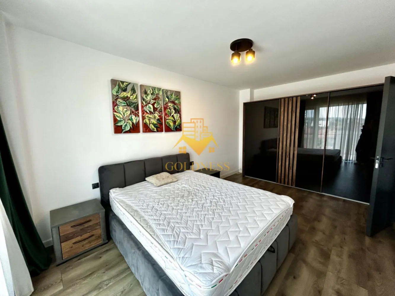 2 Camere Open space, Lidl, Parcare, Marasti, NTT Data, The Office - GOLDNESS Imobiliare vă propune spre închiriere un apartament cu 2 camere complet mobilat și utilat, la etajul 3 într-un imobil de 4 etaje, în Cartierul Marasti.
Parcare subterana inclusa!
Se află în apropierea stațiilor de transport în comun, magazine, restaurante, spații verzi, farmacii, etc. 

Apartamentul este compartimentat astfel:
 - dormitor cu pat matrimonial, dressing, noptiere, balcon 6 mp
 - living cu bucatarie open space complet utilată și mobilată, canapea extensibilă, loc de servit masa, balcon 6 mp
 - baie cu dus walk-in, calorifer port prosop și dulap pentru depozitare.

Imobilul este dotat cu toate cele necesare- centrală proprie, frigider, aragaz, hotă, mașină de spălat haine, etc. 

Dacă sunteți interesați de acest apartament și doriți să îl vizionați, dar și pentru alte oferte nu ezitați să ne contactați telefonic sau prin e-mail. Vă stăm la dispoziție!
Pentru intermediere se percepe un comision de 50% din prețul chiriei!