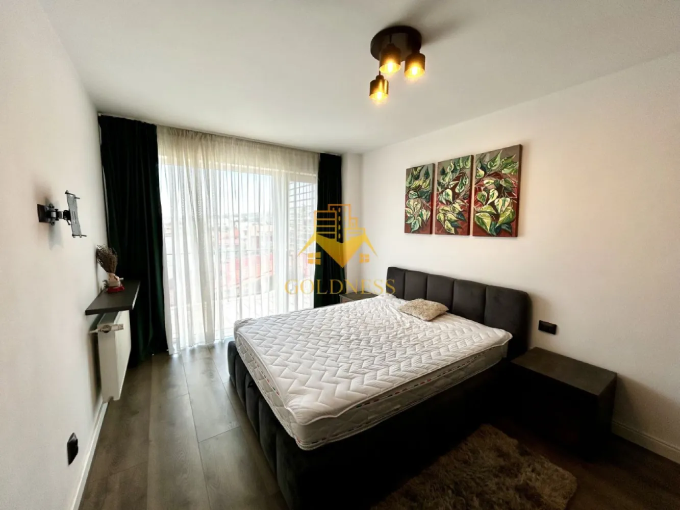 2 Camere Open space, Lidl, Parcare, Marasti, NTT Data, The Office - GOLDNESS Imobiliare vă propune spre închiriere un apartament cu 2 camere complet mobilat și utilat, la etajul 3 într-un imobil de 4 etaje, în Cartierul Marasti.
Parcare subterana inclusa!
Se află în apropierea stațiilor de transport în comun, magazine, restaurante, spații verzi, farmacii, etc. 

Apartamentul este compartimentat astfel:
 - dormitor cu pat matrimonial, dressing, noptiere, balcon 6 mp
 - living cu bucatarie open space complet utilată și mobilată, canapea extensibilă, loc de servit masa, balcon 6 mp
 - baie cu dus walk-in, calorifer port prosop și dulap pentru depozitare.

Imobilul este dotat cu toate cele necesare- centrală proprie, frigider, aragaz, hotă, mașină de spălat haine, etc. 

Dacă sunteți interesați de acest apartament și doriți să îl vizionați, dar și pentru alte oferte nu ezitați să ne contactați telefonic sau prin e-mail. Vă stăm la dispoziție!
Pentru intermediere se percepe un comision de 50% din prețul chiriei!