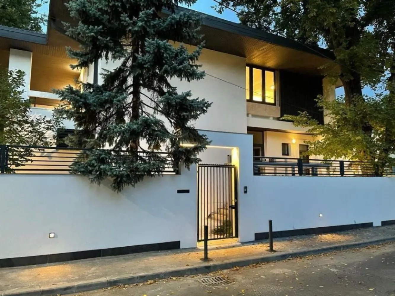 Vila Primăverii sediu Ambasada sau reşedinţa Ambasador - Agenția BRASADAS închiriază această proprietate ideală pentru scopuri diplomatice, oferind multiple avantaje:
Configuraţie flexibilă: Casa poate fi compartimentată în trei â€œapartamenteâ€ separate pentru Ambasadă, Consulat şi cazarea personalului, sau poate fi reunită într-o săptămână într-o singură locuinţă interconectată.
Soluţie optimă de parcare: Trei locuri de parcare în incintă, cu posibilitatea construirii unor copertine de către proprietar, plus şase locuri pe stradă cu însemne CD. Excelent pentru evenimente.
Securitate eficientă: Gard înalt şi zid pe toate laturile proprietăţii, cabină de pază la intrare dotată cu toaletă şi conectată la camerele de supraveghere perimetrale.
Calitate superioară: Proprietarul a păstrat elementele istorice valoroase, renovând complet băile, bucătăria, grădina, instalaţiile, sistemul electric, acoperişul şi sistemul de drenaj.
Iluminatul personalizat pune în valoare casa noaptea, iar grădina, zidurile şi arhitectura în stil Frank Lloyd Wright conferă un plus de eleganţă.
Parterul cuprinde o recepţie generoasă ce oferă acces la cinci încăperi spaţioase, două băi complete şi o bucătărie.
Etajul găzduieşte patru dormitoare şi trei băi.
Demisolul include două apartamente (fiecare cu un dormitor şi baie), camera tehnică, spaţii de depozitare şi o bucătărie.
Cartier: Zonă rezidenţială cu ambasadele Arabiei Saudite, Kuweitului şi altele, precum şi reşedinţele oficiale ale Marii Britanii şi Coreei de Sud.
Pentru mai multe oferte accesați www.brasadas.com.