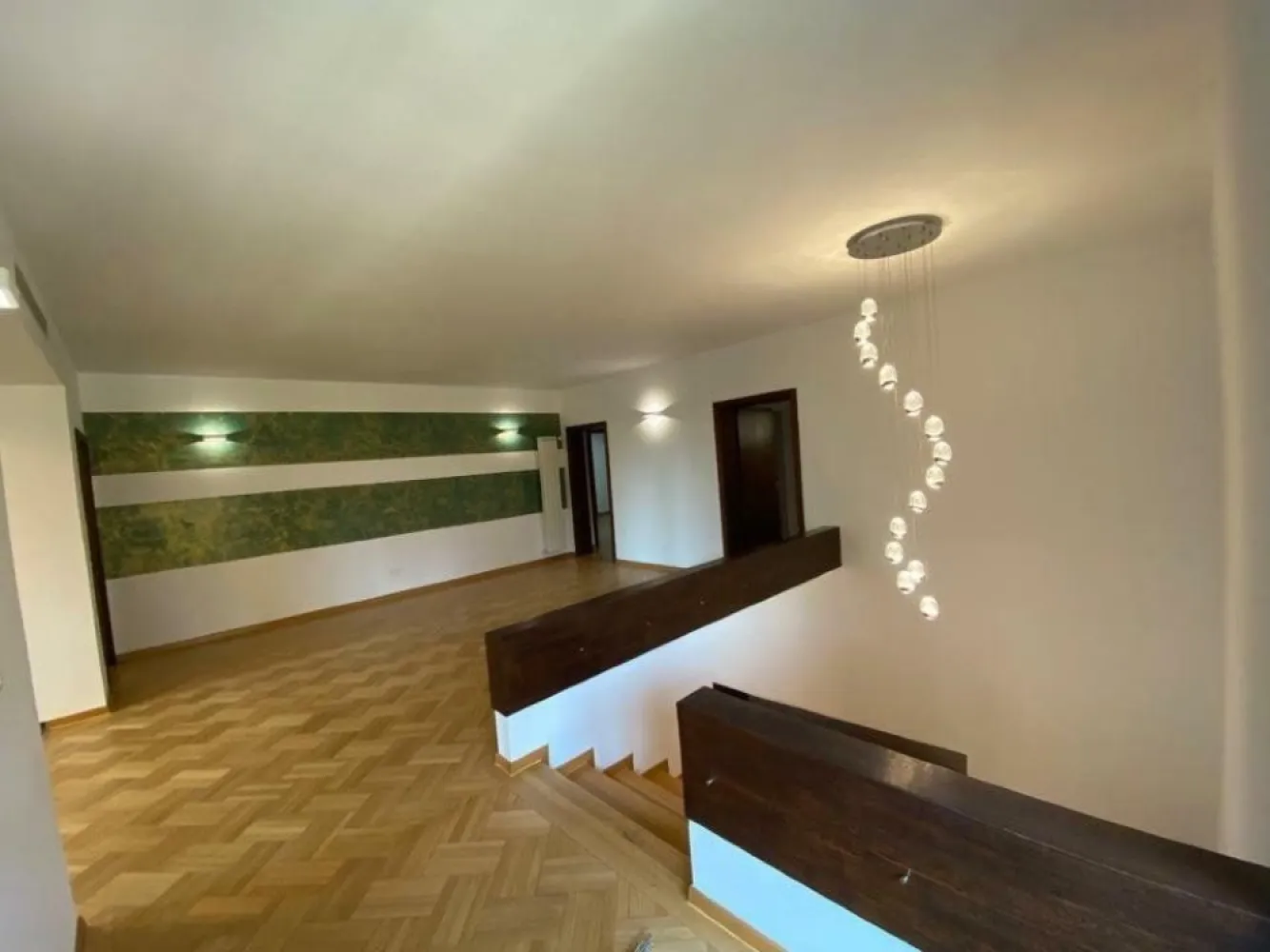Vila Primăverii sediu Ambasada sau reşedinţa Ambasador - Agenția BRASADAS închiriază această proprietate ideală pentru scopuri diplomatice, oferind multiple avantaje:
Configuraţie flexibilă: Casa poate fi compartimentată în trei â€œapartamenteâ€ separate pentru Ambasadă, Consulat şi cazarea personalului, sau poate fi reunită într-o săptămână într-o singură locuinţă interconectată.
Soluţie optimă de parcare: Trei locuri de parcare în incintă, cu posibilitatea construirii unor copertine de către proprietar, plus şase locuri pe stradă cu însemne CD. Excelent pentru evenimente.
Securitate eficientă: Gard înalt şi zid pe toate laturile proprietăţii, cabină de pază la intrare dotată cu toaletă şi conectată la camerele de supraveghere perimetrale.
Calitate superioară: Proprietarul a păstrat elementele istorice valoroase, renovând complet băile, bucătăria, grădina, instalaţiile, sistemul electric, acoperişul şi sistemul de drenaj.
Iluminatul personalizat pune în valoare casa noaptea, iar grădina, zidurile şi arhitectura în stil Frank Lloyd Wright conferă un plus de eleganţă.
Parterul cuprinde o recepţie generoasă ce oferă acces la cinci încăperi spaţioase, două băi complete şi o bucătărie.
Etajul găzduieşte patru dormitoare şi trei băi.
Demisolul include două apartamente (fiecare cu un dormitor şi baie), camera tehnică, spaţii de depozitare şi o bucătărie.
Cartier: Zonă rezidenţială cu ambasadele Arabiei Saudite, Kuweitului şi altele, precum şi reşedinţele oficiale ale Marii Britanii şi Coreei de Sud.
Pentru mai multe oferte accesați www.brasadas.com.