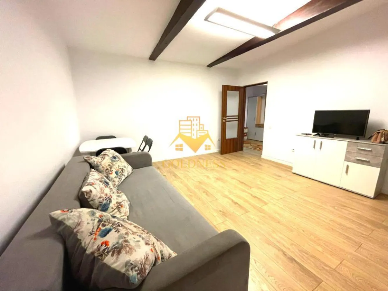 2 camere decomandate, parcare, AC, Pet Friendly, Vivo, Floresti - GOLDNESS Imobiliare vă propune spre închiriere un apartament cu 2 camere decomadate, complet mobilat și utilat, la etajul 3 într-un imobil de 3 etaje, în Zona Floresti.
Dispune de loc de parcare contracost 30 euro 💶 !
Se află în apropierea stațiilor de transport în comun, magazine, restaurante, spații verzi, farmacii, etc. 

Apartamentul este compartimentat astfel:
 - dormitor cu pat matrimonial, dressing, noptiere.
 - living canapea extensibilă, loc de servit masa, TV si spatiu de depozitare.
 - baie cu cada, calorifer port prosop și dulap pentru depozitare.
 - balcon de 5 mp.

Imobilul este dotat cu toate cele necesare- centrală proprie, mașină de spălat haine, frigider, aragaz, hotă, etc. 

Dacă sunteți interesați de acest apartament și doriți să îl vizionați, dar și pentru alte oferte nu ezitați să ne contactați telefonic sau prin e-mail. Vă stăm la dispoziție!

Pentru intermediere se percepe un comision de 50% din prețul chiriei!