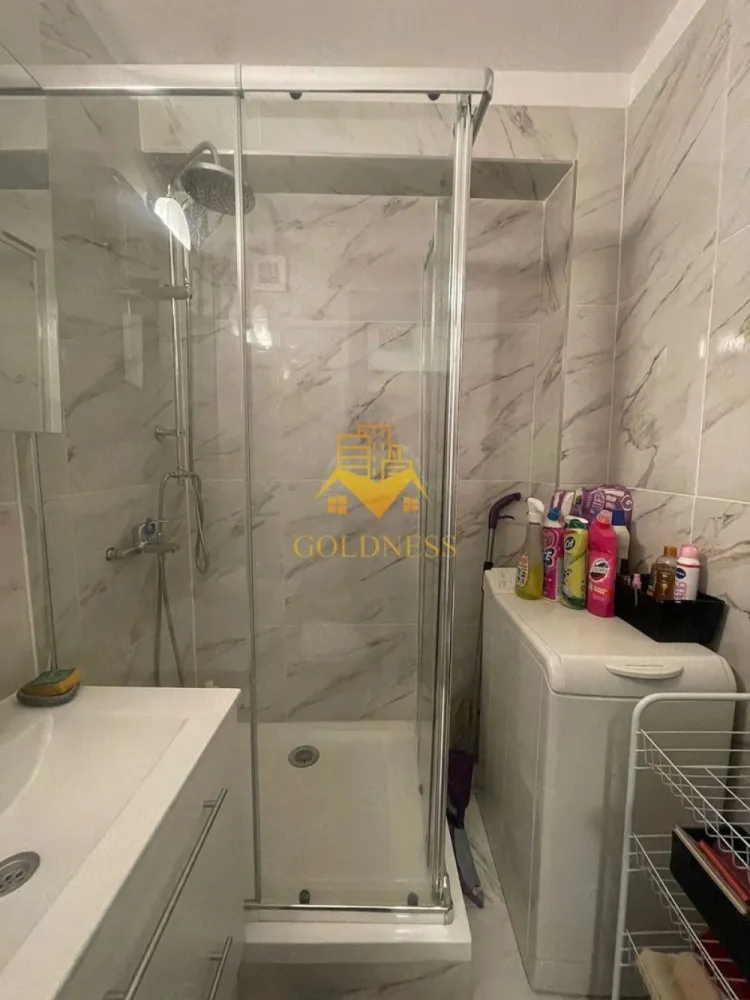 1 camera decomandată, Marasti, București, Lidl, Gorunului, The Office - GOLDNESS Imobiliare vă propune spre închiriere un apartament cu 1 camere complet mobilat și utilat, la etajul 4 într-un imobil de 4 etaje, în Cartierul Marasti. 
Se află în apropierea stațiilor de transport în comun, magazine, restaurante, spații verzi, farmacii, etc. 

Apartamentul este compartimentat astfel:
 - camera cu pat matrimonial, dressing, noptiere
 - bucătărie complet utilată și mobilată, loc de servit masa 
 - baie cu cabina de dus, calorifer port prosop și dulap pentru depozitare.
 - balcon închis 3mp

Imobilul este dotat cu toate cele necesare- centrală proprie, frigider, aragaz, hotă, mașină de spălat haine, etc. 

Dacă sunteți interesați de acest apartament și doriți să îl vizionați, dar și pentru alte oferte nu ezitați să ne contactați telefonic sau prin e-mail. Vă stăm la dispoziție!
Pentru intermediere se percepe un comision de 50% din prețul chiriei!