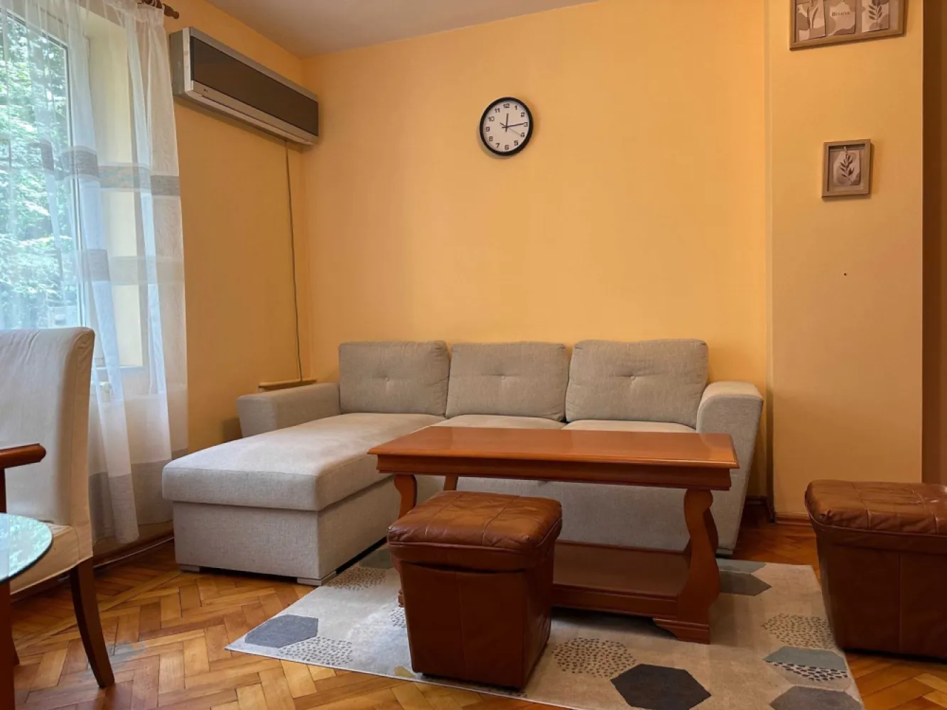 Apartament 2 camere, ultracentral, București, Piața Romană, Nr. 9 - Apartamentul se află chiar în Piața Romană, la coloane și este vizavi de ASE.
Apartamentul este situat la etajul 1 și are 2 camere, bucătarie și baie mobilate. Este conectat la rețeaua de încălzire a blocului, are geamuri termopan și toate utilitățile (inlusiv aer condiționat, cablu TV și internet).
Este confortabil, cu vedere spre parcul din curtea interioară, ferit de zgomotul străzii și de căldură excesivă vara.