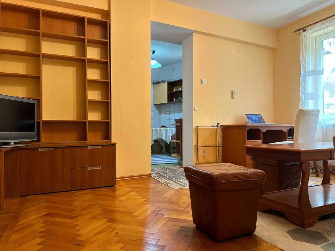 Apartament 2 camere, ultracentral, București, Piața Romană, Nr. 9 - Apartamentul se află chiar în Piața Romană, la coloane și este vizavi de ASE.
Apartamentul este situat la etajul 1 și are 2 camere, bucătarie și baie mobilate. Este conectat la rețeaua de încălzire a blocului, are geamuri termopan și toate utilitățile (inlusiv aer condiționat, cablu TV și internet).
Este confortabil, cu vedere spre parcul din curtea interioară, ferit de zgomotul străzii și de căldură excesivă vara.