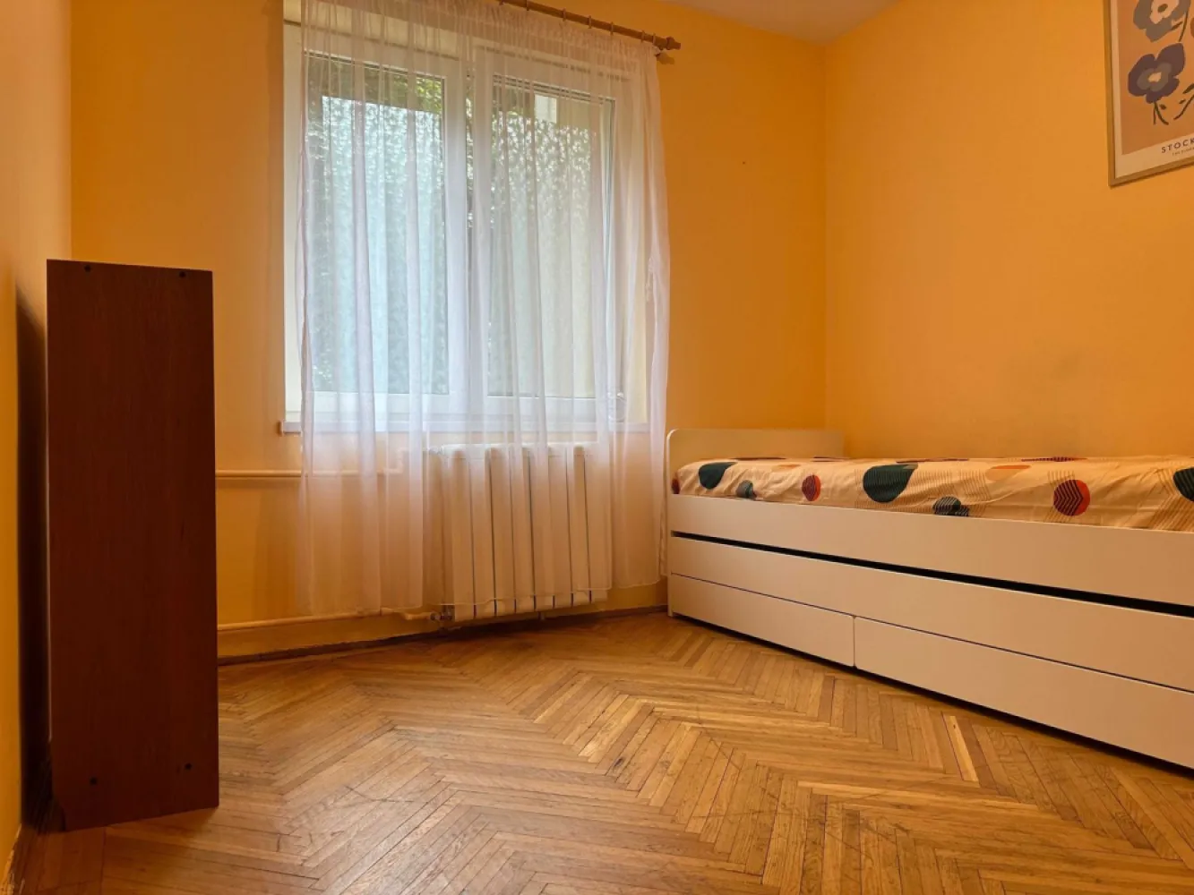 Apartament 2 camere, ultracentral, București, Piața Romană, Nr. 9 - Apartamentul se află chiar în Piața Romană, la coloane și este vizavi de ASE.
Apartamentul este situat la etajul 1 și are 2 camere, bucătarie și baie mobilate. Este conectat la rețeaua de încălzire a blocului, are geamuri termopan și toate utilitățile (inlusiv aer condiționat, cablu TV și internet).
Este confortabil, cu vedere spre parcul din curtea interioară, ferit de zgomotul străzii și de căldură excesivă vara.