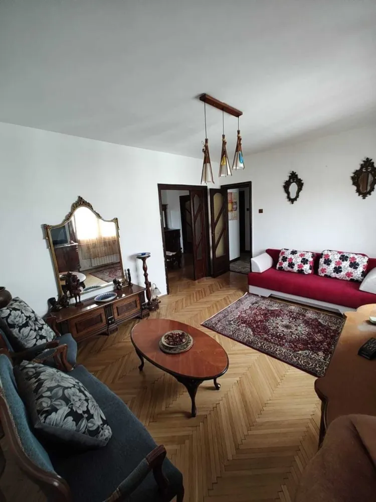 cismigiu apartament 2 cam 54mp decomandat - situat langa Facultatea de stomatlogie , cu scara( renovata 2025 )mare lumininoasa curte interna cu locuri de parcare contacost in limita disponibilitatii spatiu de recreere , cu banci si copaci seculari , la 10 minute de mers pe jos de cenrul vechi , universitate , unirii si la 5 minute de metrou Izvor ,,, 
mobila , utilata sit la et 5/6 cu lift de 6 persoane 

An constructie 1970 , cu subsol la -1 si refugiu atomic la -2 FARA RISC SEIZMIC 
pt mai multe relatii nu ezitati sa ma contactati