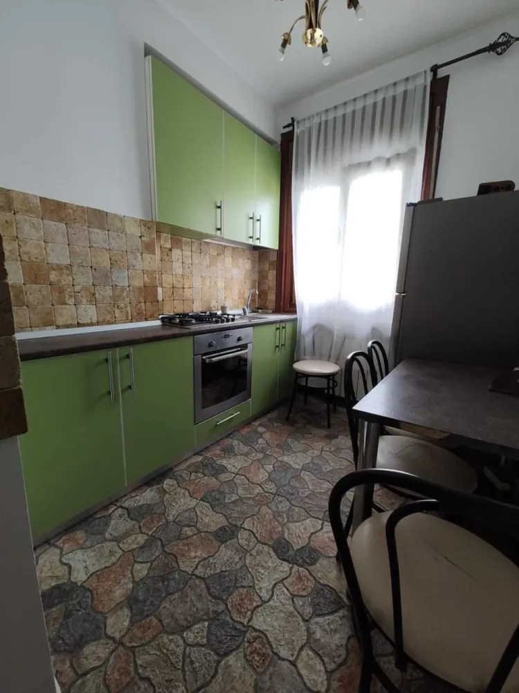 cismigiu apartament 2 cam 54mp decomandat - situat langa Facultatea de stomatlogie , cu scara( renovata 2025 )mare lumininoasa curte interna cu locuri de parcare contacost in limita disponibilitatii spatiu de recreere , cu banci si copaci seculari , la 10 minute de mers pe jos de cenrul vechi , universitate , unirii si la 5 minute de metrou Izvor ,,, 
mobila , utilata sit la et 5/6 cu lift de 6 persoane 

An constructie 1970 , cu subsol la -1 si refugiu atomic la -2 FARA RISC SEIZMIC 
pt mai multe relatii nu ezitati sa ma contactati
