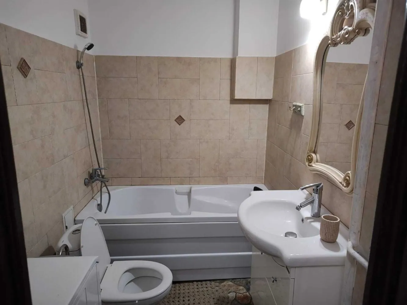 cismigiu apartament 2 cam 54mp decomandat - situat langa Facultatea de stomatlogie , cu scara( renovata 2025 )mare lumininoasa curte interna cu locuri de parcare contacost in limita disponibilitatii spatiu de recreere , cu banci si copaci seculari , la 10 minute de mers pe jos de cenrul vechi , universitate , unirii si la 5 minute de metrou Izvor ,,, 
mobila , utilata sit la et 5/6 cu lift de 6 persoane 

An constructie 1970 , cu subsol la -1 si refugiu atomic la -2 FARA RISC SEIZMIC 
pt mai multe relatii nu ezitati sa ma contactati