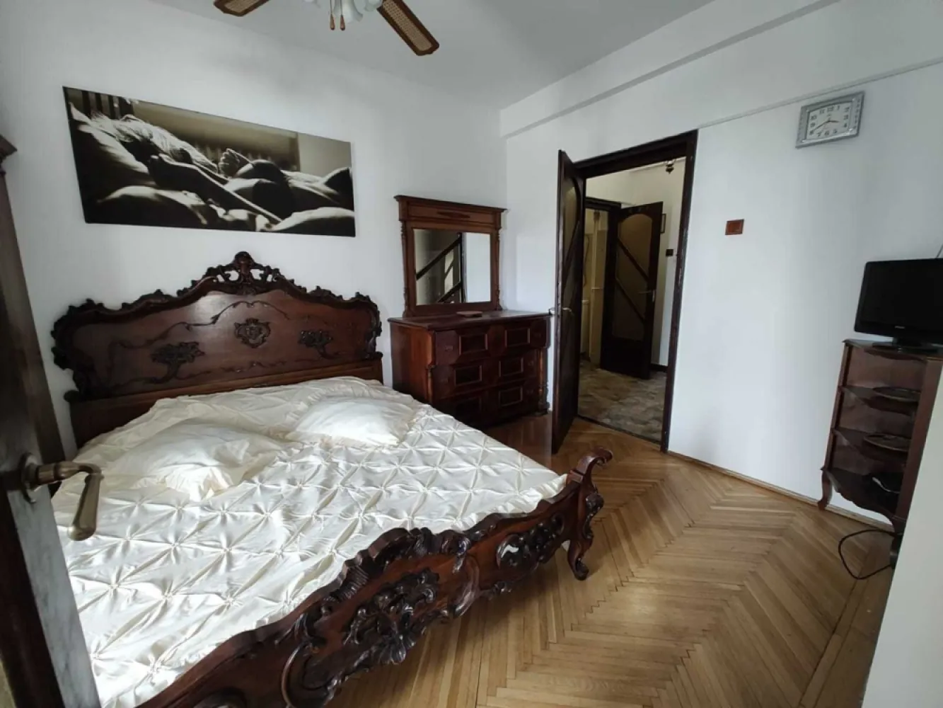 cismigiu apartament 2 cam 54mp decomandat - situat langa Facultatea de stomatlogie , cu scara( renovata 2025 )mare lumininoasa curte interna cu locuri de parcare contacost in limita disponibilitatii spatiu de recreere , cu banci si copaci seculari , la 10 minute de mers pe jos de cenrul vechi , universitate , unirii si la 5 minute de metrou Izvor ,,, 
mobila , utilata sit la et 5/6 cu lift de 6 persoane 

An constructie 1970 , cu subsol la -1 si refugiu atomic la -2 FARA RISC SEIZMIC 
pt mai multe relatii nu ezitati sa ma contactati