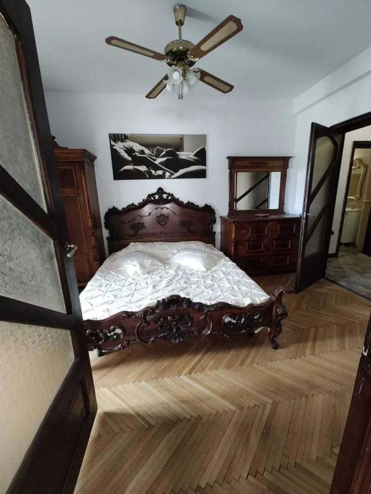 cismigiu apartament 2 cam 54mp decomandat - situat langa Facultatea de stomatlogie , cu scara( renovata 2025 )mare lumininoasa curte interna cu locuri de parcare contacost in limita disponibilitatii spatiu de recreere , cu banci si copaci seculari , la 10 minute de mers pe jos de cenrul vechi , universitate , unirii si la 5 minute de metrou Izvor ,,, 
mobila , utilata sit la et 5/6 cu lift de 6 persoane 

An constructie 1970 , cu subsol la -1 si refugiu atomic la -2 FARA RISC SEIZMIC 
pt mai multe relatii nu ezitati sa ma contactati