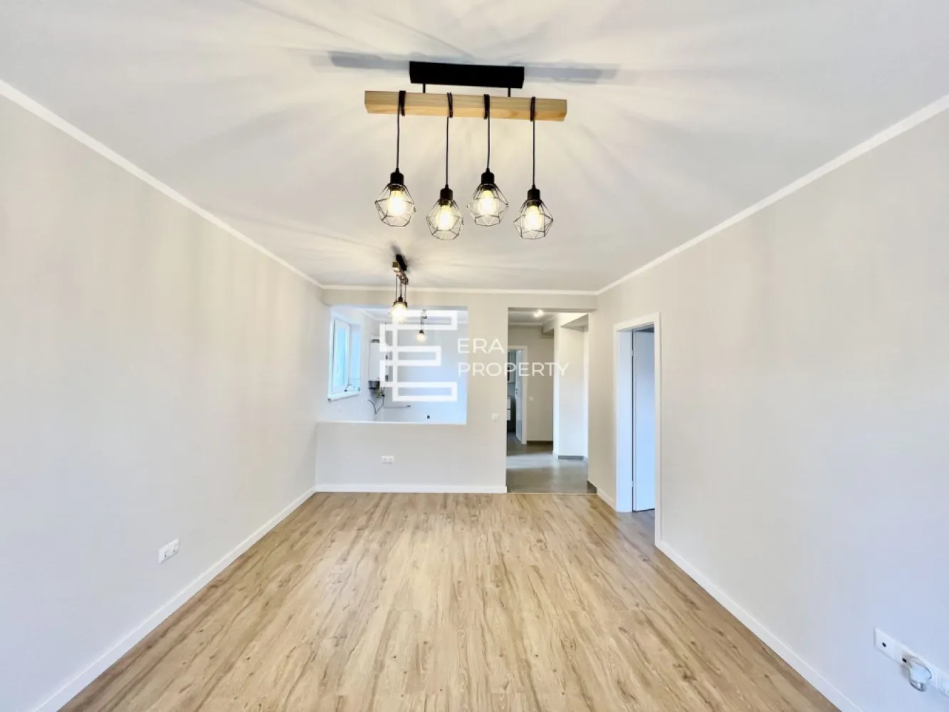 Apartament 3 camere, 72 mp , intabulat, la cheie - zona Industriala Vest - Apartament 3 camere, 72 mp , intabulat, la cheie - zona Industriala Vest - COMISION 0

 
- Proiect modern cu peste 50 de vile situat intr- o zona deosebita, la DOAR 4 minute de Zona Industriala Vest si Aeroport. Accesibilitate si lipsa ambuteiajelor rutiere. DaVinci Homes are 4 intrari - iesiri. Intrare facila spre Sibiu prin 3 rute diferite: (1) centura Sud, (2) centura Nord, (3) DN Sibiu - Cristian. 
- Suprafata utila: 72,22 mp 
-Suprafata balcon:15.44 mp
- Compartimentat astfel: hol acces, living, bucatarie inchisa, 2 dormitoare, 2 bai, balcon generos in suprafata de 15,44 mp.
- Apartamentul se preda la stadiul de CHIEI: pereti finisati cu lavabila alba, centrala termica, incalzire in pardoseala, instalatii ternice si sabitare finalizate, gresie, faianta, parchet,m usi de interior, prize si intrerupatoare, baile utilate complet.
- Exteriorul se preda LA CHEIE: jaluzele electrice la geamuri, izolatie cu vata bazaltica si piatra naturala, balcoane cu granit si sticla securizata, locuri de joaca pentru copii, terenuri pentru sport, trotuare pavate, strazi asfaltate, spatii verzi.
- Zona linistita, aer curat si priveliste catre munti.
- Apartamentul are 1 loc de parcare inclus in pret.

Pret: LA CHEIE - 161 000 euro tva inlcus 21%
 Mobilat /utilat - 179 500 euro tva inclus 21%

*Imaginile sunt cu titlu de prezentare și aparțin unui apartament similar.

𝐃𝐚𝐕𝐢𝐧𝐜𝐢 𝐇𝐨𝐦𝐞𝐬 – 𝐂𝐚𝐫𝐭𝐢𝐞𝐫 𝐫𝐞𝐳𝐢𝐝𝐞𝐧𝐭𝐢𝐚𝐥 𝐩𝐫𝐞𝐦𝐢𝐮𝐦 𝐢𝐧 𝐳𝐨𝐧𝐚 𝐝𝐞 𝐕𝐞𝐬𝐭, 𝐒𝐢𝐛𝐢𝐮
Ansamblu modern situat în Cristian, la doar 4 minute de Zona Industrială Vest și 15 minute de centrul orașului.
Apartamente de lux cu încălzire în pardoseală, jaluzele electrice, aer condiționat, finisaje la cheie, balcoane cu granit și sticlă securizată.

✔️ 45% spații verzi
✔️ Vile cu regim redus (6–12 apartamente)
✔️ Arhitectură unitară și vedere panoramică spre munți
✔️ Drumuri pavate, 4 căi de acces, 4 locuri de joacă
✔️ Predare la cheie sau mobilat și utilat

📍 Cristian – zonă aerisită, acces rapid, intimitate și confort ridicat.