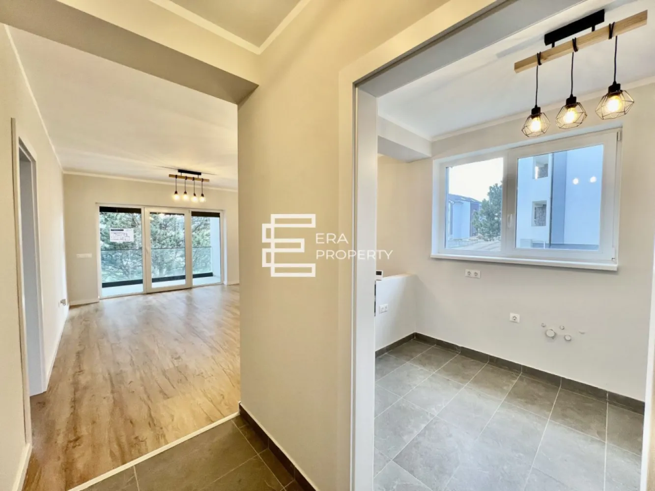 Apartament 3 camere, 72 mp , intabulat, la cheie - zona Industriala Vest - Apartament 3 camere, 72 mp , intabulat, la cheie - zona Industriala Vest - COMISION 0

 
- Proiect modern cu peste 50 de vile situat intr- o zona deosebita, la DOAR 4 minute de Zona Industriala Vest si Aeroport. Accesibilitate si lipsa ambuteiajelor rutiere. DaVinci Homes are 4 intrari - iesiri. Intrare facila spre Sibiu prin 3 rute diferite: (1) centura Sud, (2) centura Nord, (3) DN Sibiu - Cristian. 
- Suprafata utila: 72,22 mp 
-Suprafata balcon:15.44 mp
- Compartimentat astfel: hol acces, living, bucatarie inchisa, 2 dormitoare, 2 bai, balcon generos in suprafata de 15,44 mp.
- Apartamentul se preda la stadiul de CHIEI: pereti finisati cu lavabila alba, centrala termica, incalzire in pardoseala, instalatii ternice si sabitare finalizate, gresie, faianta, parchet,m usi de interior, prize si intrerupatoare, baile utilate complet.
- Exteriorul se preda LA CHEIE: jaluzele electrice la geamuri, izolatie cu vata bazaltica si piatra naturala, balcoane cu granit si sticla securizata, locuri de joaca pentru copii, terenuri pentru sport, trotuare pavate, strazi asfaltate, spatii verzi.
- Zona linistita, aer curat si priveliste catre munti.
- Apartamentul are 1 loc de parcare inclus in pret.

Pret: LA CHEIE - 161 000 euro tva inlcus 21%
 Mobilat /utilat - 179 500 euro tva inclus 21%

*Imaginile sunt cu titlu de prezentare și aparțin unui apartament similar.

𝐃𝐚𝐕𝐢𝐧𝐜𝐢 𝐇𝐨𝐦𝐞𝐬 – 𝐂𝐚𝐫𝐭𝐢𝐞𝐫 𝐫𝐞𝐳𝐢𝐝𝐞𝐧𝐭𝐢𝐚𝐥 𝐩𝐫𝐞𝐦𝐢𝐮𝐦 𝐢𝐧 𝐳𝐨𝐧𝐚 𝐝𝐞 𝐕𝐞𝐬𝐭, 𝐒𝐢𝐛𝐢𝐮
Ansamblu modern situat în Cristian, la doar 4 minute de Zona Industrială Vest și 15 minute de centrul orașului.
Apartamente de lux cu încălzire în pardoseală, jaluzele electrice, aer condiționat, finisaje la cheie, balcoane cu granit și sticlă securizată.

✔️ 45% spații verzi
✔️ Vile cu regim redus (6–12 apartamente)
✔️ Arhitectură unitară și vedere panoramică spre munți
✔️ Drumuri pavate, 4 căi de acces, 4 locuri de joacă
✔️ Predare la cheie sau mobilat și utilat

📍 Cristian – zonă aerisită, acces rapid, intimitate și confort ridicat.