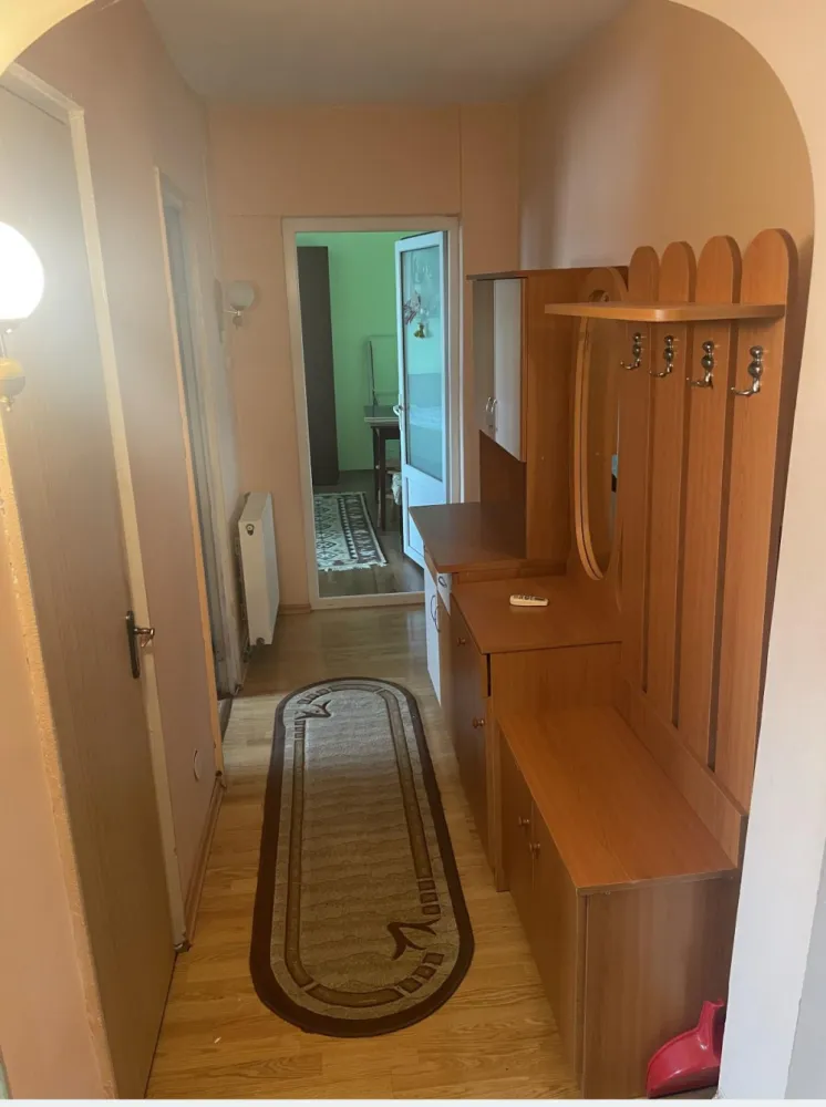 Apartament 2 camere - Apartament 2 camere, decomandat, central reper Penny, Lidl, AC , centrala gaze , teava individuala apa, se vinde mobilat sau nu.