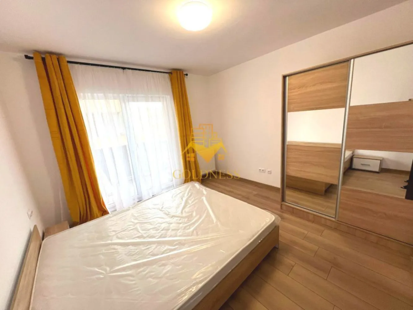 3 camere, Parcare, Floresti, Str. Tineretului, Zona Somesului - GOLDNESS Imobiliare vă propune spre închiriere un apartament cu 3 camere open-space complet mobilat și utilat, la etajul 1 într-un imobil de etaje, în Florești, str. Tineretului 20-22 .
Dispune de loc de parcare in fata blocului!
Se află în apropierea stațiilor de transport în comun, magazine, restaurante, spații verzi, farmacii, etc. 

Apartamentul este compartimentat astfel:
 - dormitor cu pat matrimonial, dressing, noptiere
 - dormitor cu pat matrimonial, dressing, noptiere
 - living cu bucatarie open space complet utilată, canapea extensibilă, loc de servit masa 
 - baie cu vana, calorifer port prosop și dulap pentru depozitare.
 - bacon de 6 mp.

Imobilul este dotat cu toate cele necesare- centrală proprie, mașină de spălat haine, frigider, plită electrică, hotă, etc. 

Dacă sunteți interesați de acest apartament și doriți să îl vizionați, dar și pentru alte oferte nu ezitați să ne contactați telefonic sau prin e-mail. Vă stăm la dispoziție!
Pentru intermediere se percepe un comision de 50% din prețul chiriei!