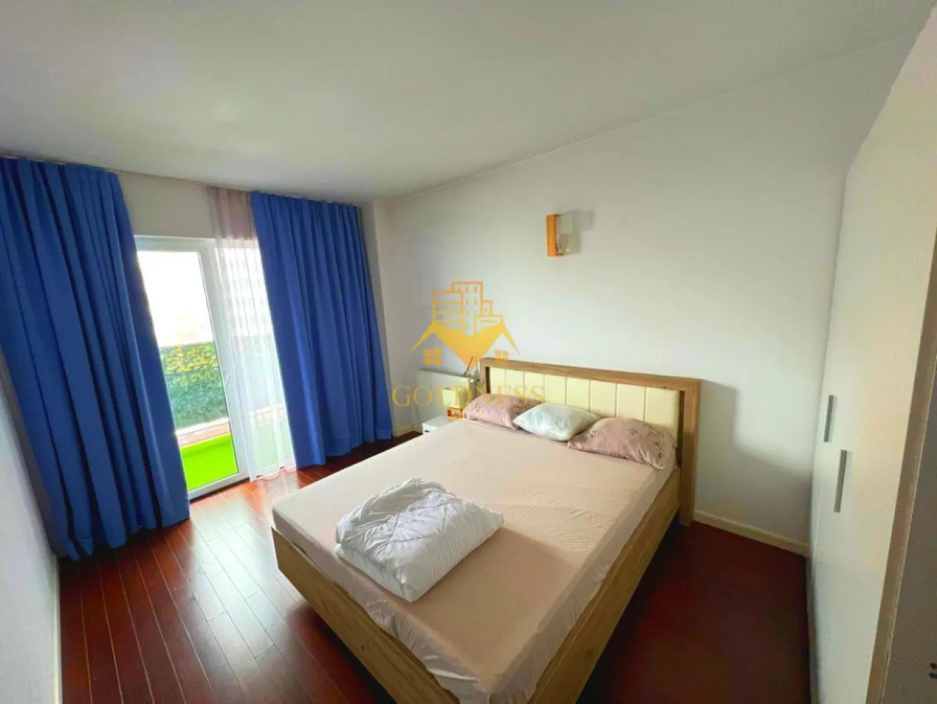Penthouse , LUX, AC, parcare subterana, Sophia Residence, Buna Ziua - GOLDNESS Imobiliare vă propune spre vanzare un penthouse / apartament cu 5 camere complet mobilat și utilat pe doua niveluri, la etajul 6+etaj tehnic, în Cartierul Buna Ziua, Complexul Sophia Residence. 
Dispune de loc de parcare subteran!
Apartamentul este compartimentat astfel:
-2 dormitoare cu paturi matrimoniale
 - 3 bai, una cu vana si 2 cu cabina de dus, dulapuri pentru depozitare,
- 2 living-uri cu canapele extensibile, dotate cu AC, TV, dressing,
- o camera renovata ca si birou
- o camera mai mica mobilata ca si dressing.
- 4 terase de 70 mp in total, cu iesire din fiecare dormitor.

Imobilul este dotat cu toate cele necesare-termoficare cu calorifere, mașină de spălat haine, masina de spalat vase, 2 aer conditionat, frigider, plită electrică, hotă, TV, etc. 
Se află în apropierea stațiilor de transport în comun, magazine, restaurante, spații verzi, farmacii, etc. 

Dacă sunteți interesați de acest apartament și doriți să îl vizionați, dar și pentru alte oferte sau detalii nu ezitați să ne contactați telefonic sau prin e-mail - goldnessimobiliare@gmail.com. Vă stăm la dispoziție!
Pentru intermediere se percepe un comision de 2% din prețul vânzării!