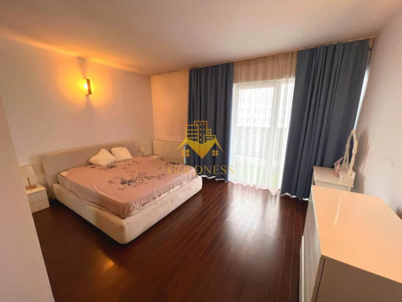 Penthouse , LUX, AC, parcare subterana, Sophia Residence, Buna Ziua - GOLDNESS Imobiliare vă propune spre vanzare un penthouse / apartament cu 5 camere complet mobilat și utilat pe doua niveluri, la etajul 6+etaj tehnic, în Cartierul Buna Ziua, Complexul Sophia Residence. 
Dispune de loc de parcare subteran!
Apartamentul este compartimentat astfel:
-2 dormitoare cu paturi matrimoniale
 - 3 bai, una cu vana si 2 cu cabina de dus, dulapuri pentru depozitare,
- 2 living-uri cu canapele extensibile, dotate cu AC, TV, dressing,
- o camera renovata ca si birou
- o camera mai mica mobilata ca si dressing.
- 4 terase de 70 mp in total, cu iesire din fiecare dormitor.

Imobilul este dotat cu toate cele necesare-termoficare cu calorifere, mașină de spălat haine, masina de spalat vase, 2 aer conditionat, frigider, plită electrică, hotă, TV, etc. 
Se află în apropierea stațiilor de transport în comun, magazine, restaurante, spații verzi, farmacii, etc. 

Dacă sunteți interesați de acest apartament și doriți să îl vizionați, dar și pentru alte oferte sau detalii nu ezitați să ne contactați telefonic sau prin e-mail - goldnessimobiliare@gmail.com. Vă stăm la dispoziție!
Pentru intermediere se percepe un comision de 2% din prețul vânzării!