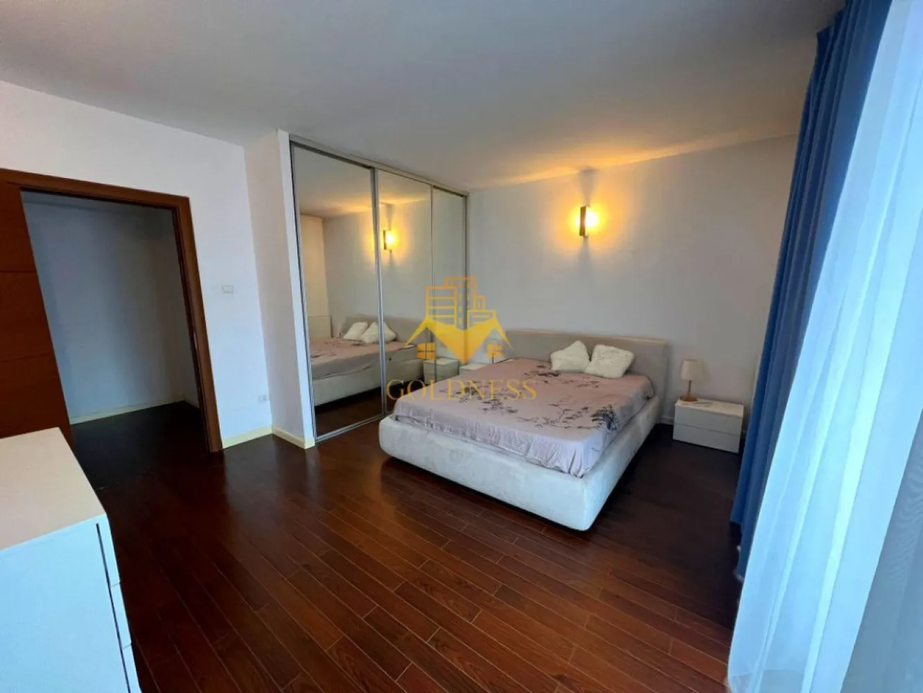 Penthouse , LUX, AC, parcare subterana, Sophia Residence, Buna Ziua - GOLDNESS Imobiliare vă propune spre vanzare un penthouse / apartament cu 5 camere complet mobilat și utilat pe doua niveluri, la etajul 6+etaj tehnic, în Cartierul Buna Ziua, Complexul Sophia Residence. 
Dispune de loc de parcare subteran!
Apartamentul este compartimentat astfel:
-2 dormitoare cu paturi matrimoniale
 - 3 bai, una cu vana si 2 cu cabina de dus, dulapuri pentru depozitare,
- 2 living-uri cu canapele extensibile, dotate cu AC, TV, dressing,
- o camera renovata ca si birou
- o camera mai mica mobilata ca si dressing.
- 4 terase de 70 mp in total, cu iesire din fiecare dormitor.

Imobilul este dotat cu toate cele necesare-termoficare cu calorifere, mașină de spălat haine, masina de spalat vase, 2 aer conditionat, frigider, plită electrică, hotă, TV, etc. 
Se află în apropierea stațiilor de transport în comun, magazine, restaurante, spații verzi, farmacii, etc. 

Dacă sunteți interesați de acest apartament și doriți să îl vizionați, dar și pentru alte oferte sau detalii nu ezitați să ne contactați telefonic sau prin e-mail - goldnessimobiliare@gmail.com. Vă stăm la dispoziție!
Pentru intermediere se percepe un comision de 2% din prețul vânzării!